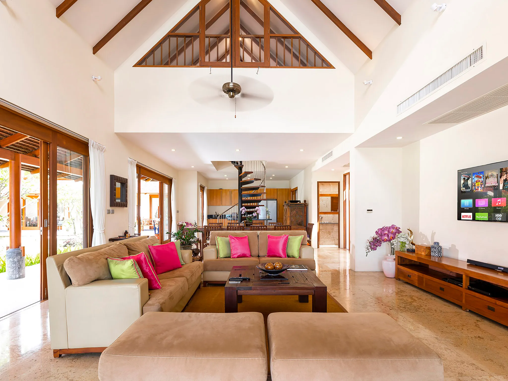 Tawantok Beach Villas - Villa 2 - Living and dining area
