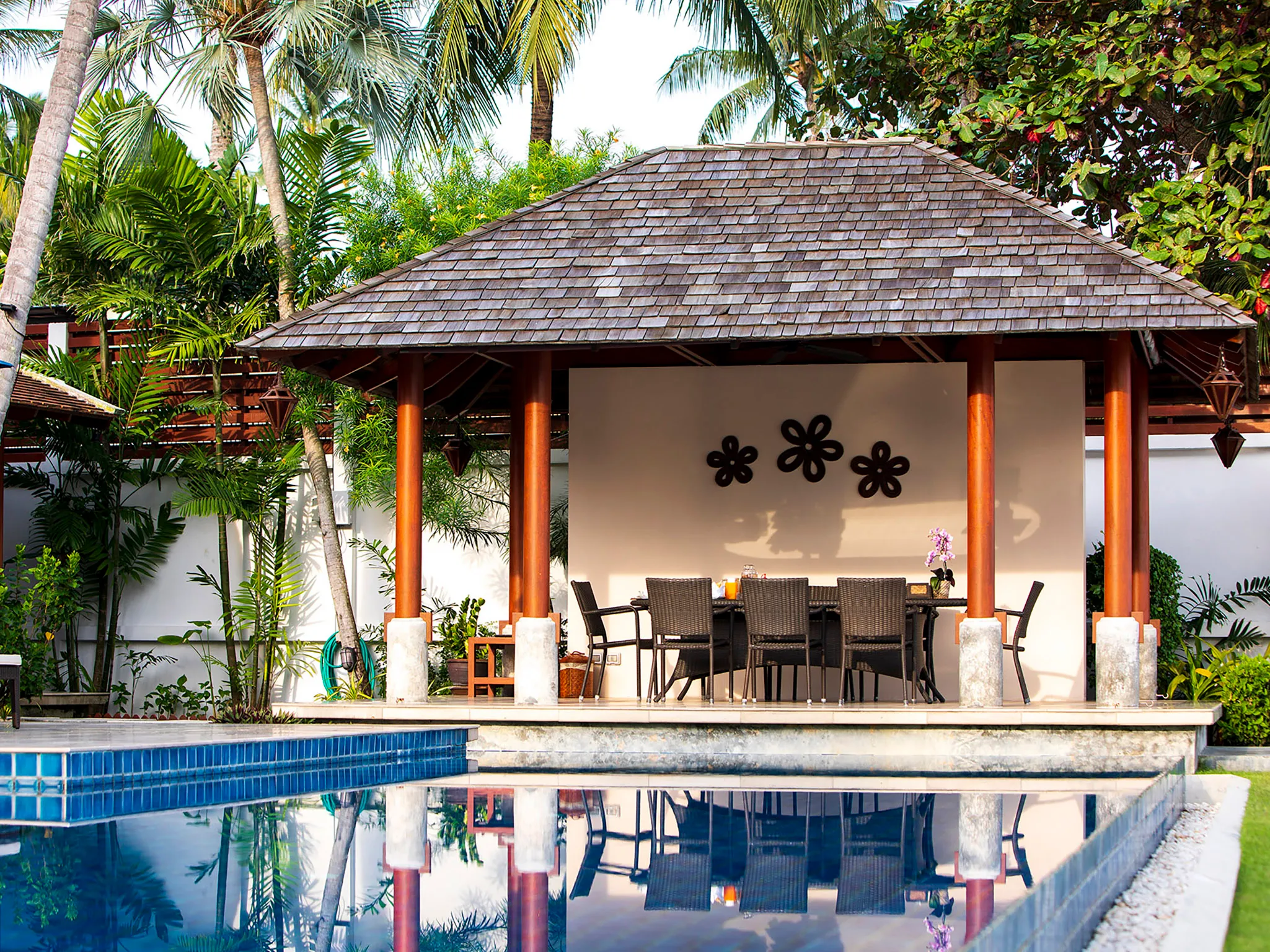 Tawantok Beach Villas - Villa 2 - Poolside dining bale