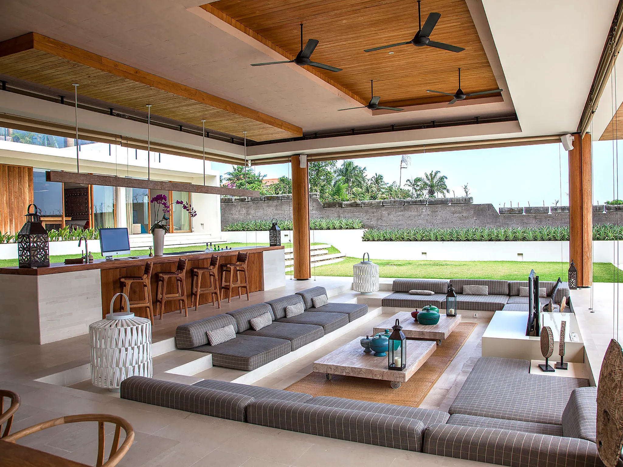The Iman Villa - Daytime lounge awaits