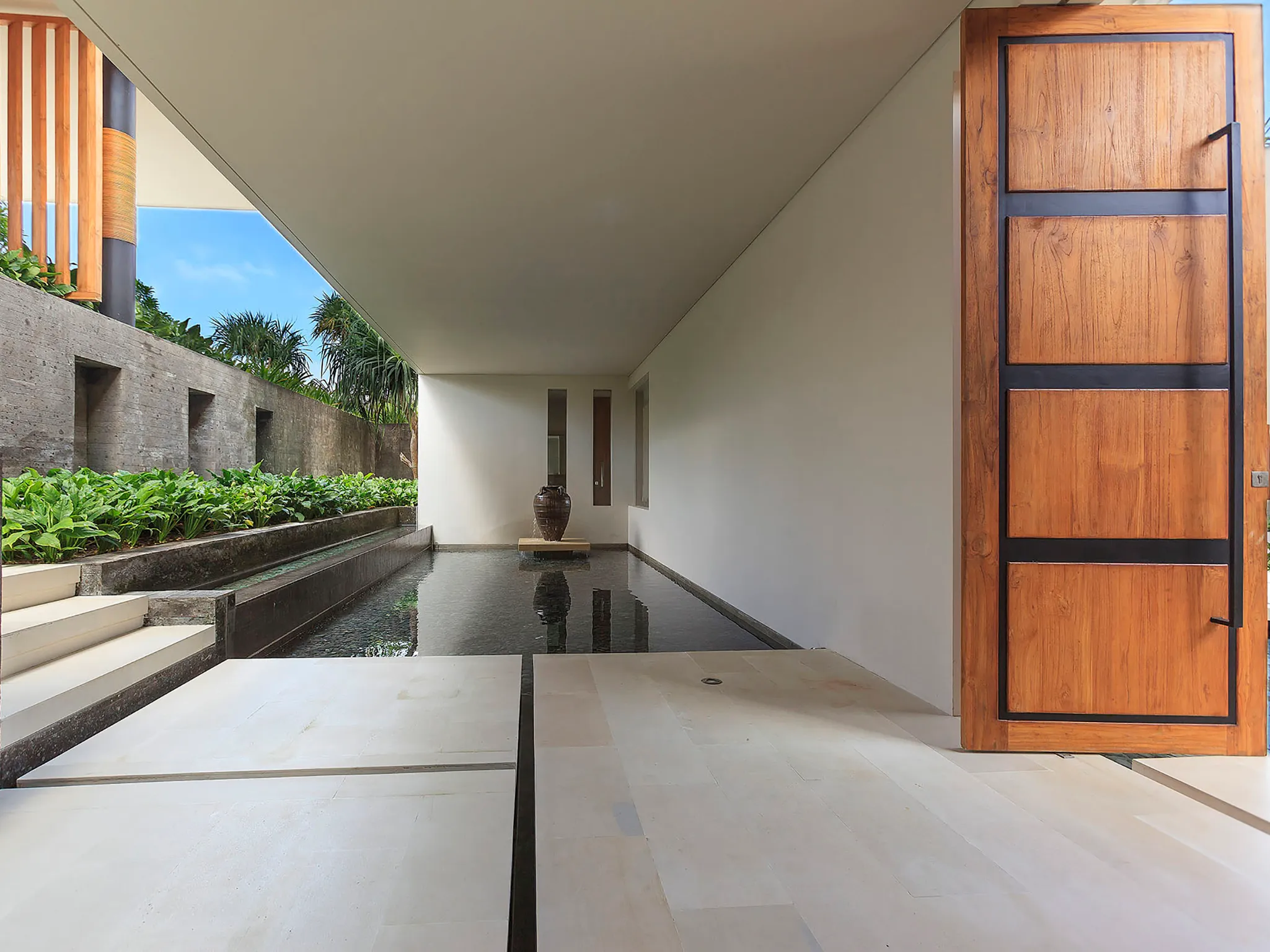 The Iman Villa - Stunning entrance water feature