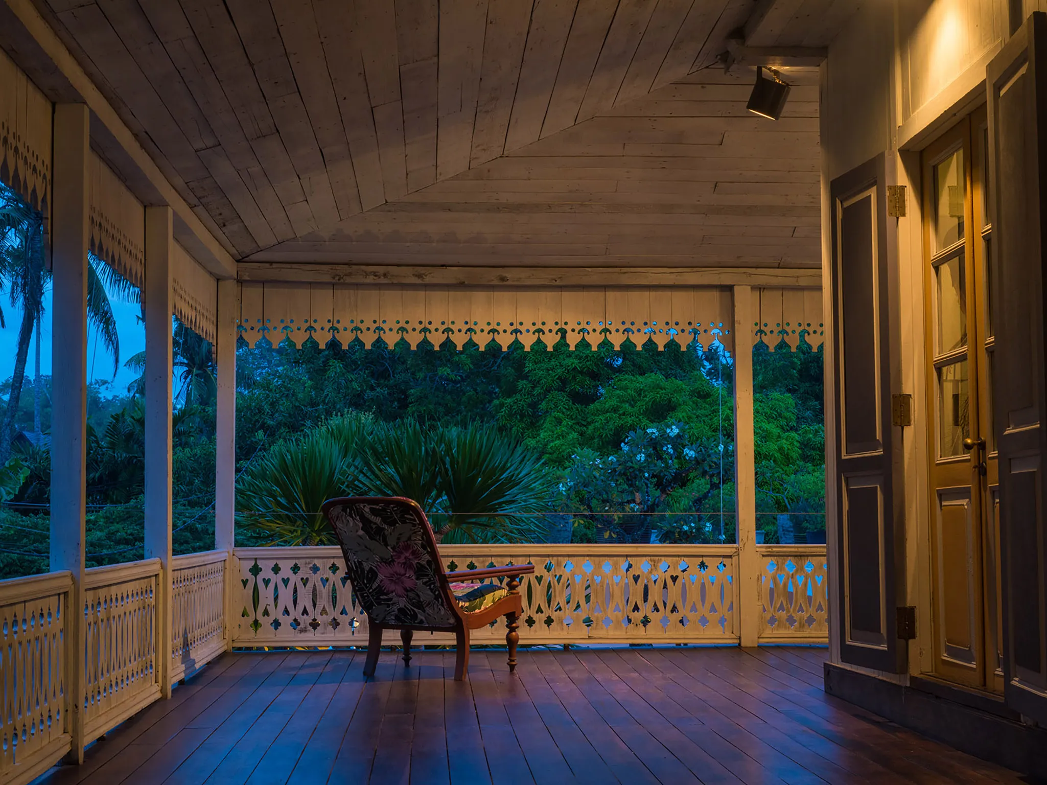 Villa 1880 - Veranda at dusk