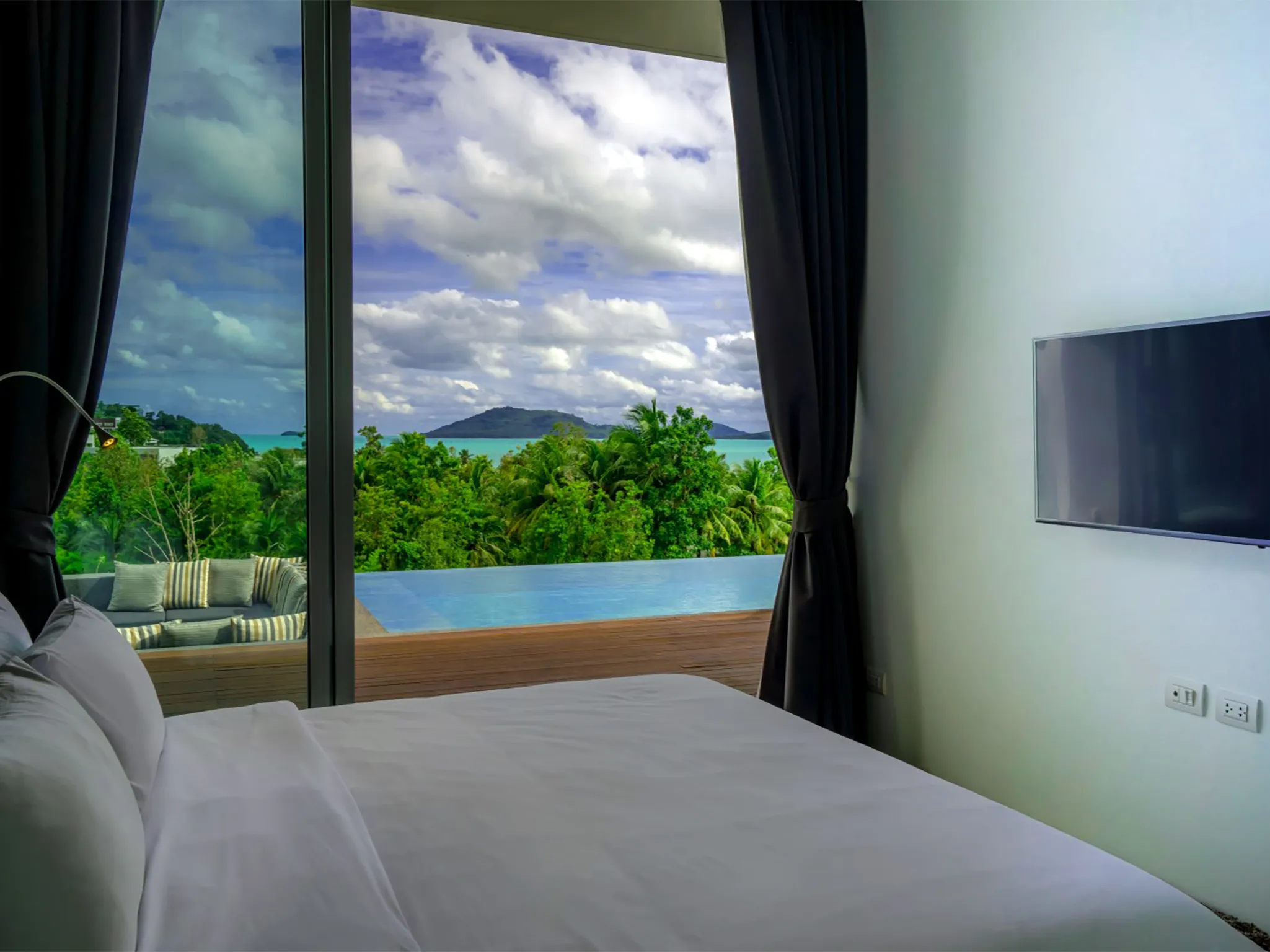 Villa Abiente - Bedroom with pool and ocean view