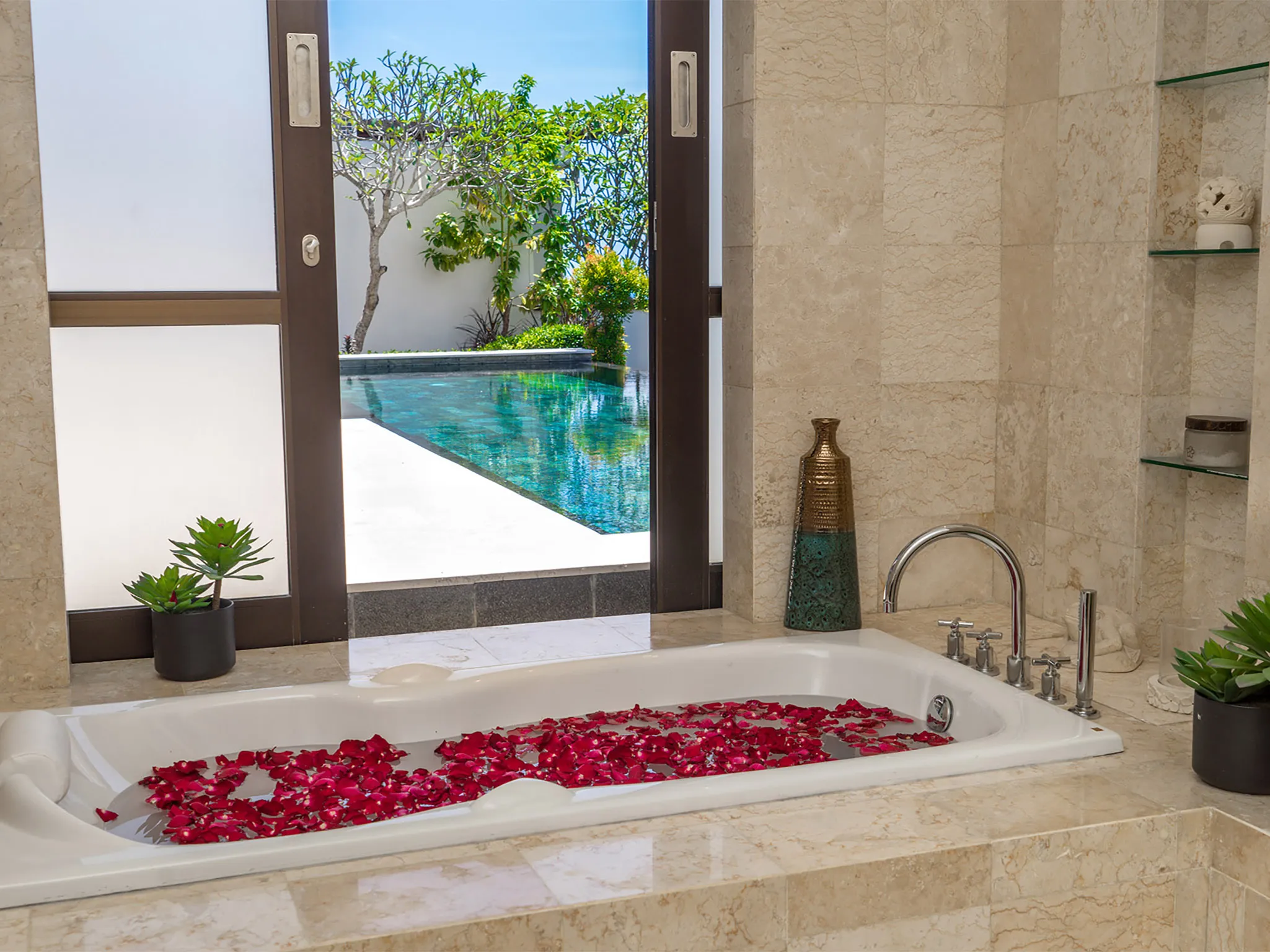 Villa Adenium - Downstairs master suite ensuite bathroom