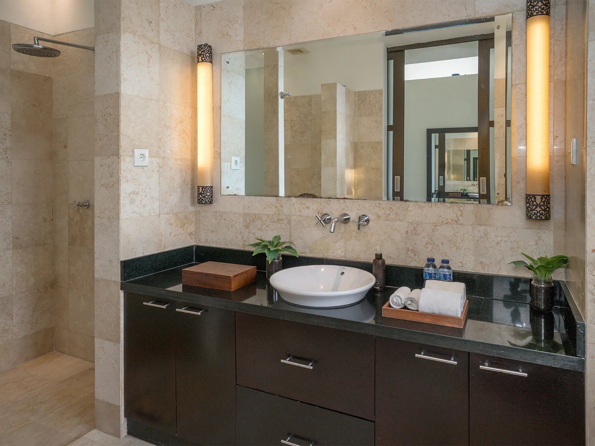 Villa Adenium - Guest bedroom ensuite bathroom setting
