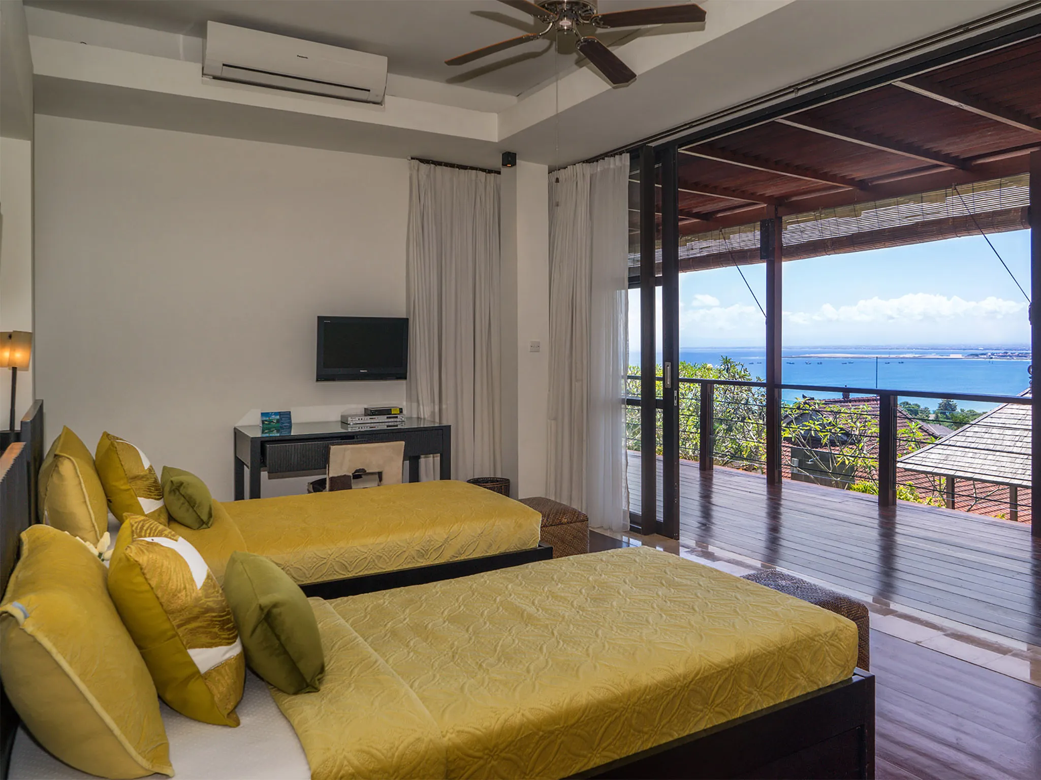 Villa Adenium - Guest bedroom with magnificent view