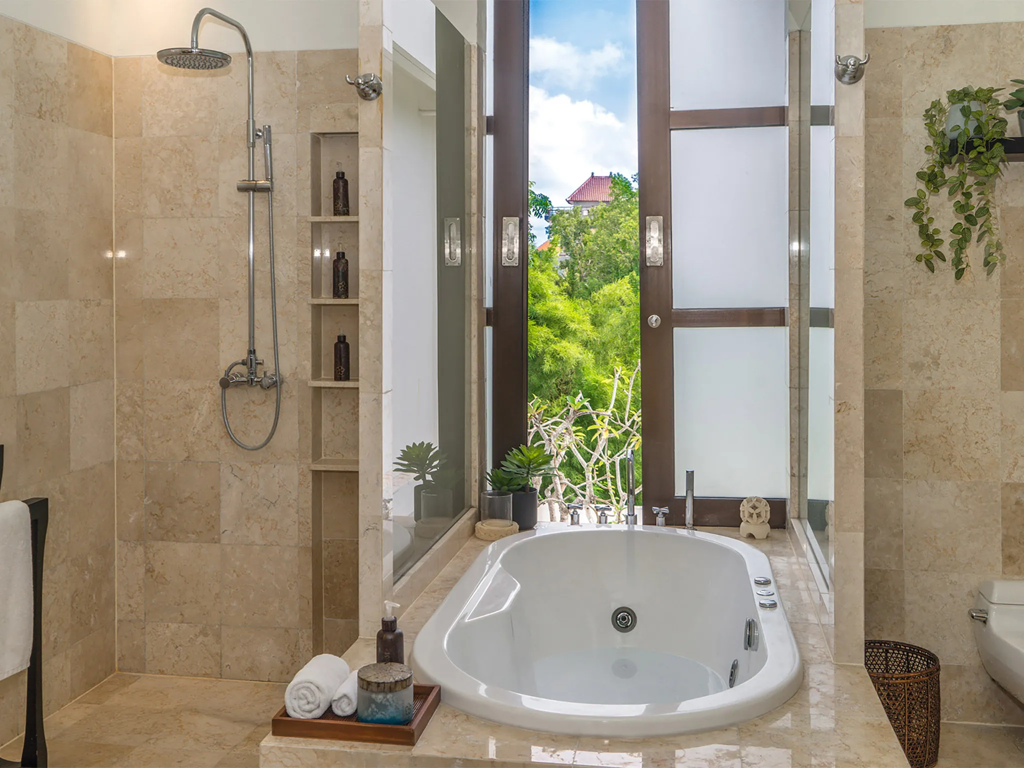 Villa Adenium - Upstairs master suite ensuite bathroom design