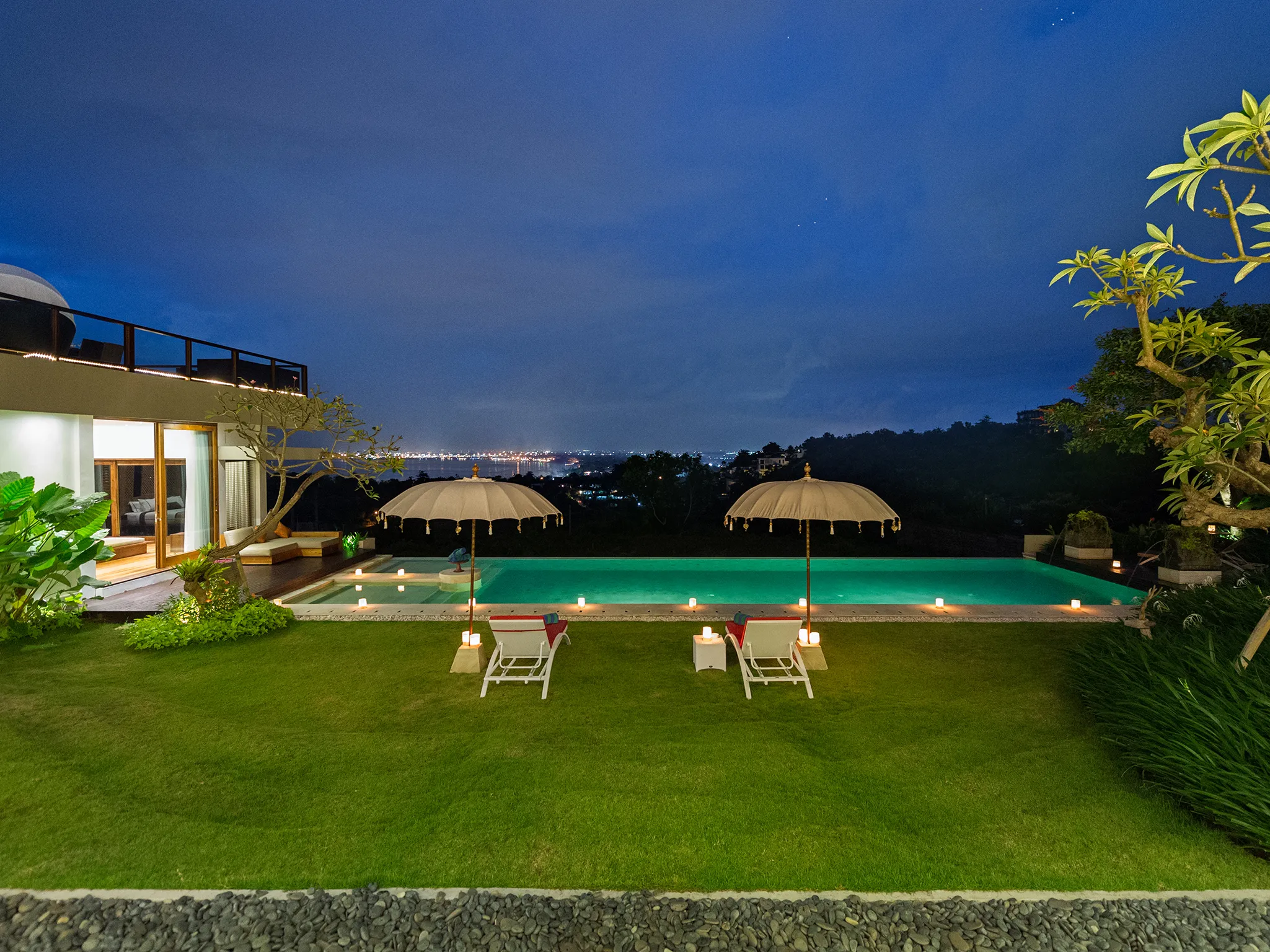 Villa Aiko - Manicured lawn