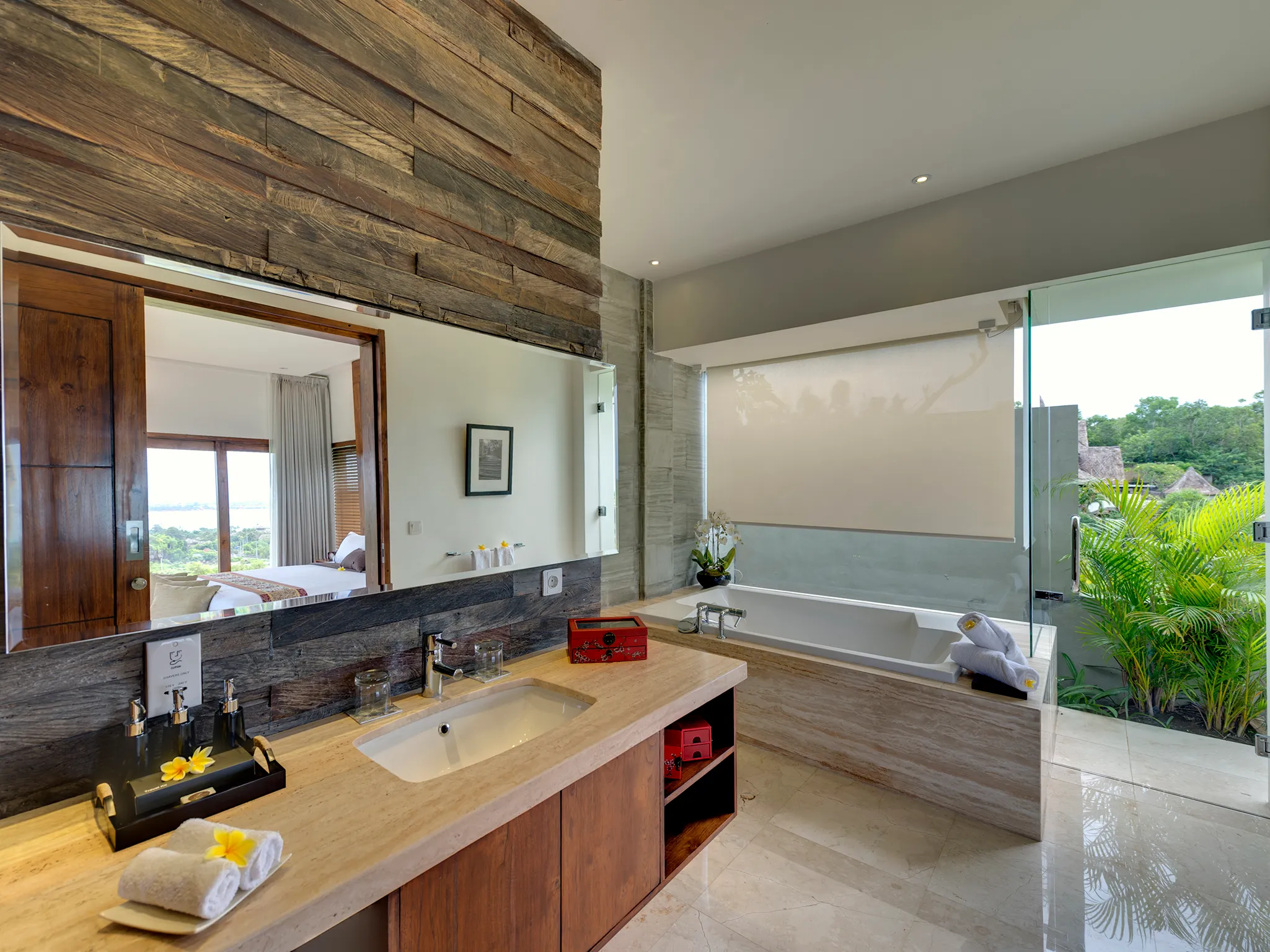 Villa Aiko - Guest pavilion bathroom