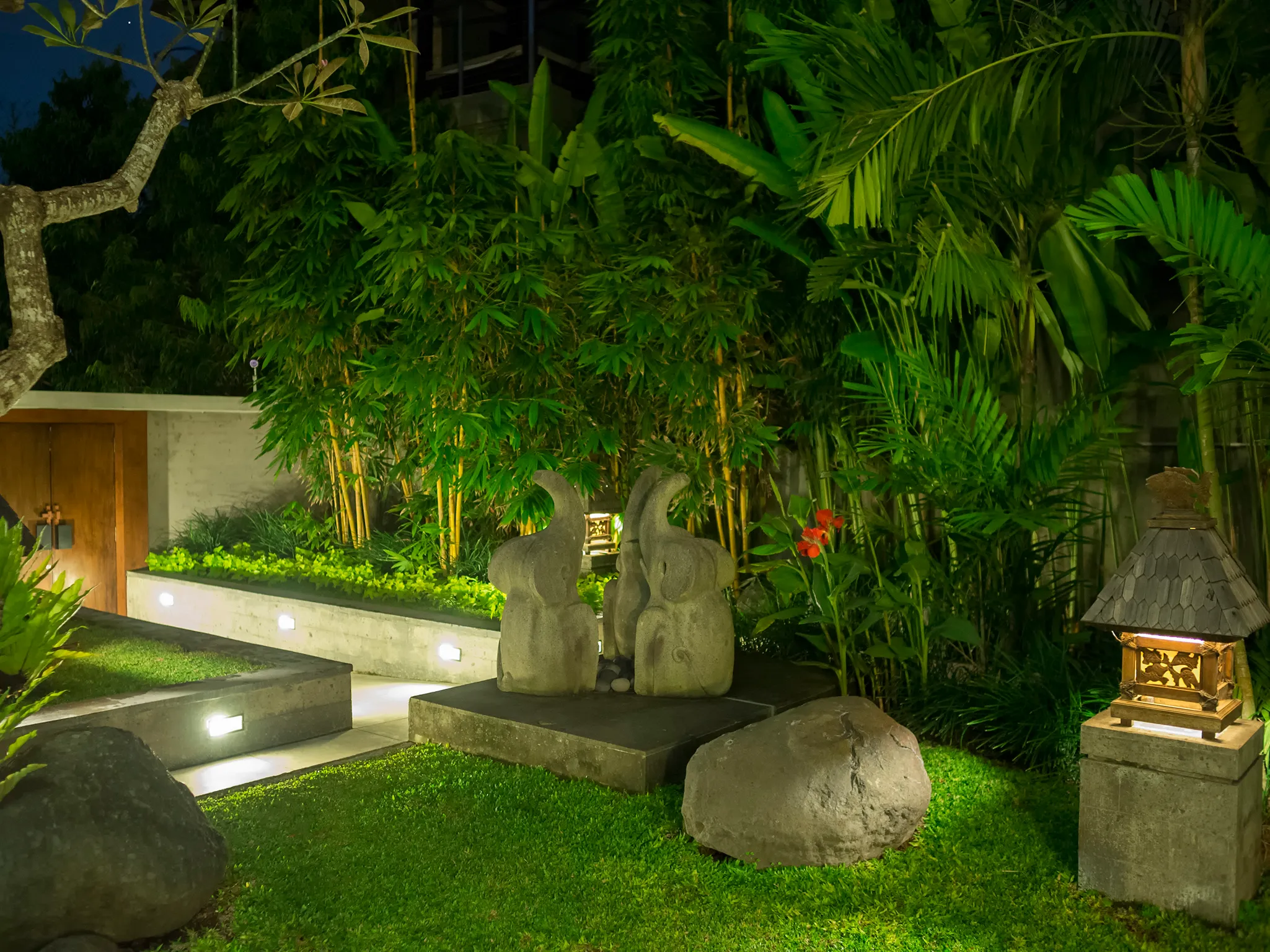 Villa Aiko - Tropical garden at night