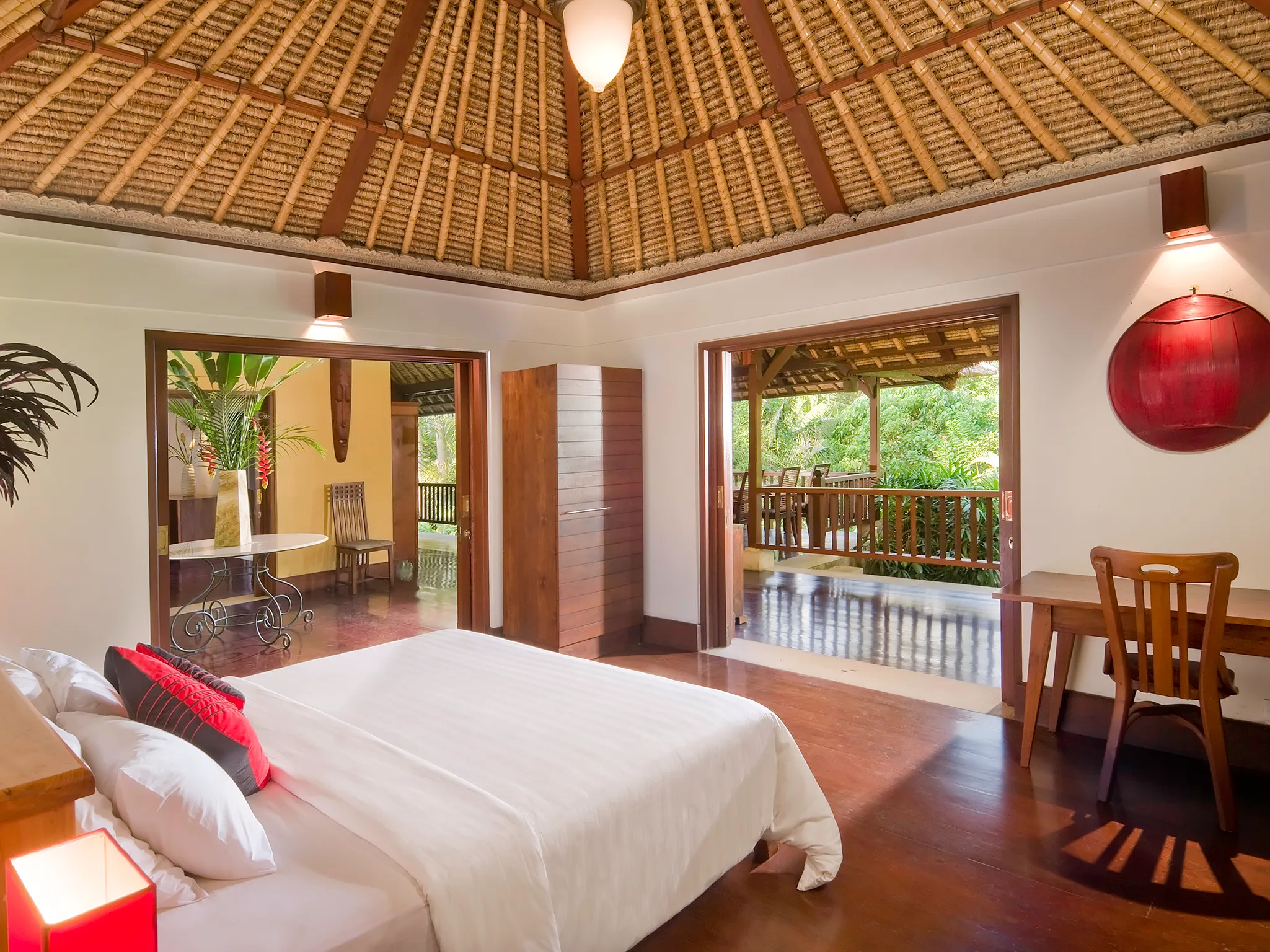 Villa Alamanda - Red bedroom