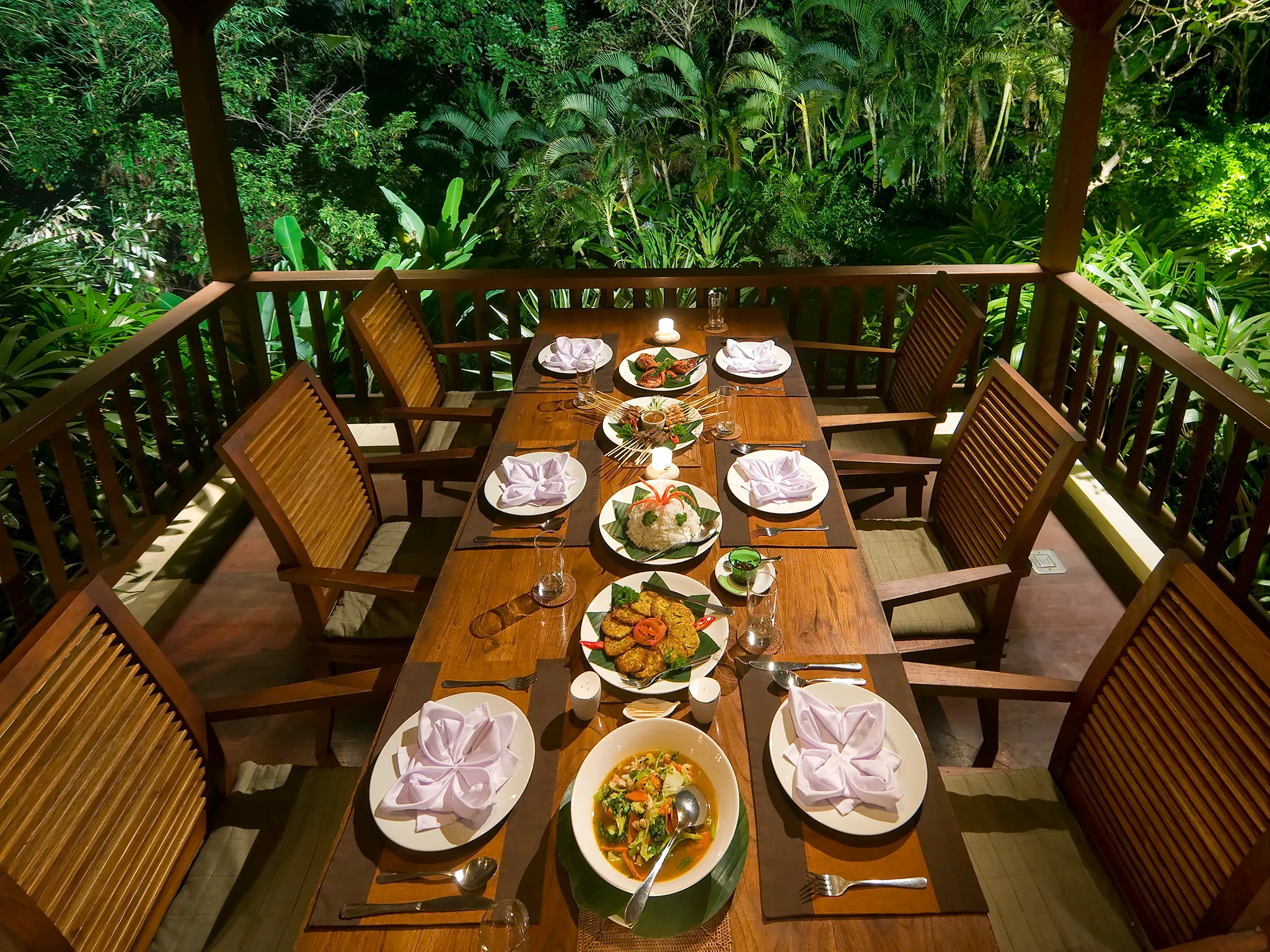 Villa Alamanda - Dining table set up