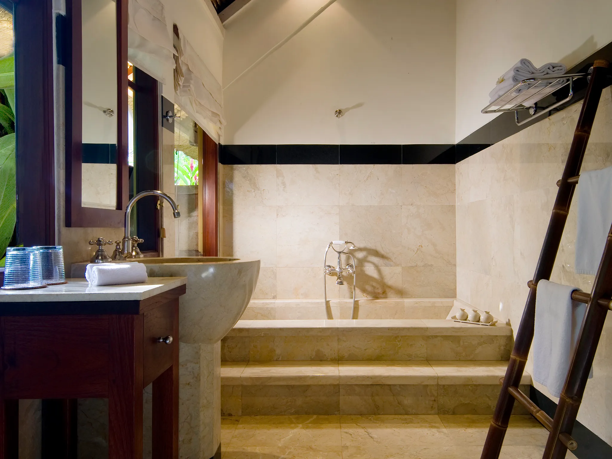 Villa Alamanda - Red bathroom