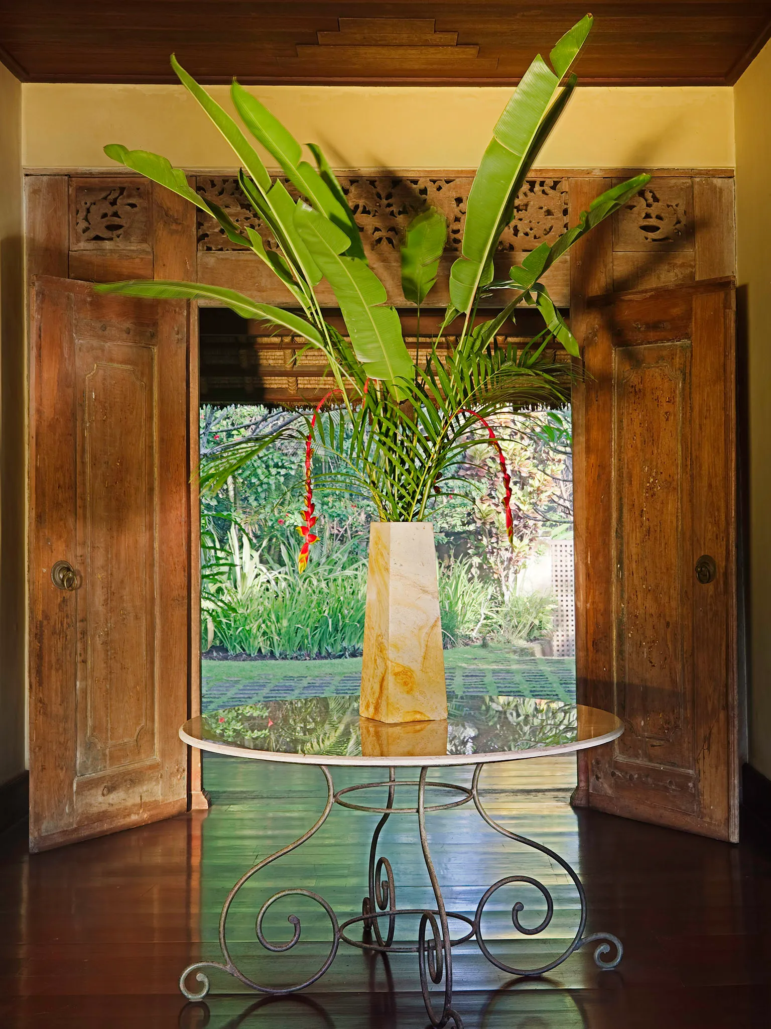 Villa Alamanda - Antique double door &amp; parking