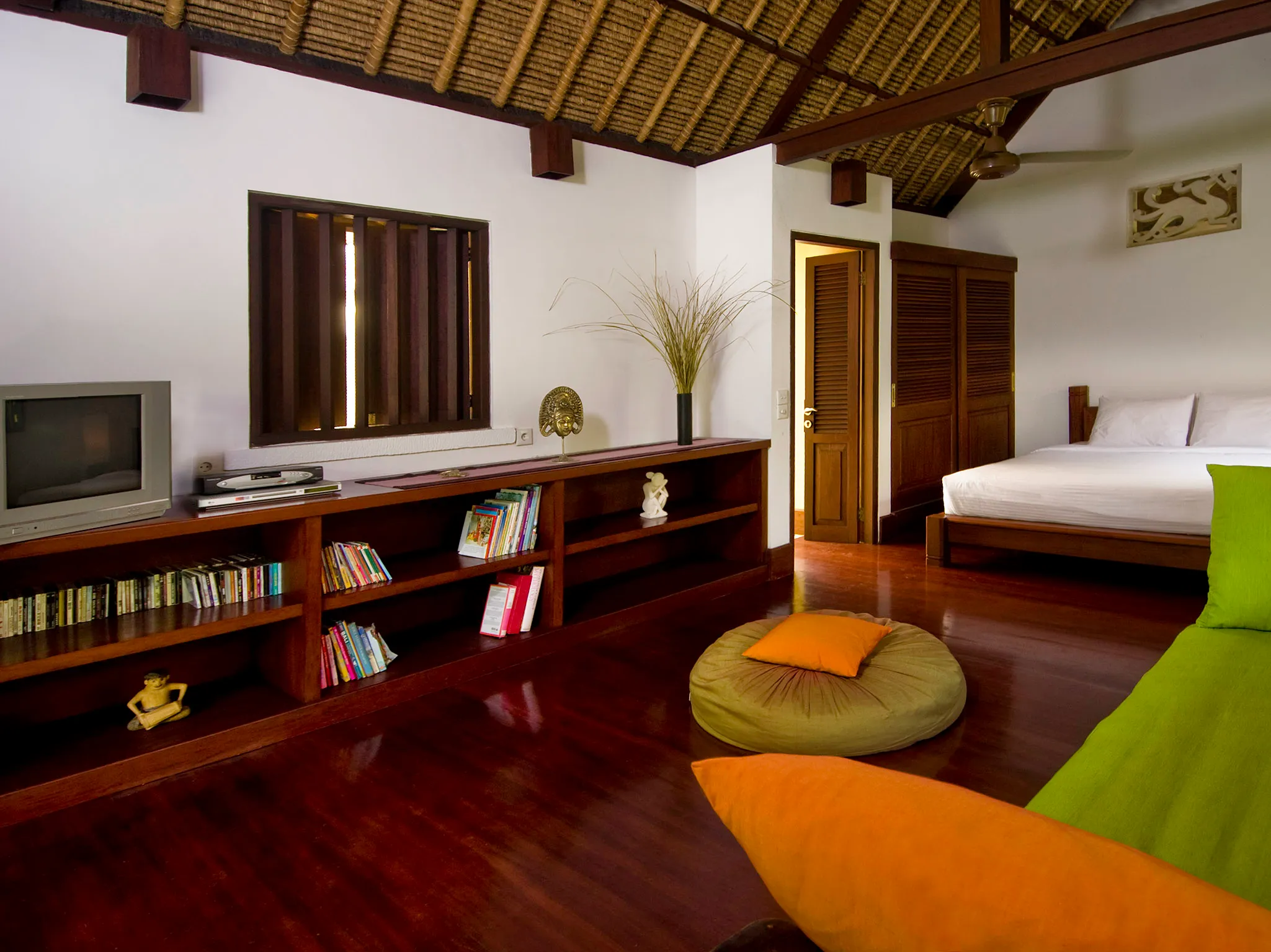 Villa Alamanda - Garden suite and television area
