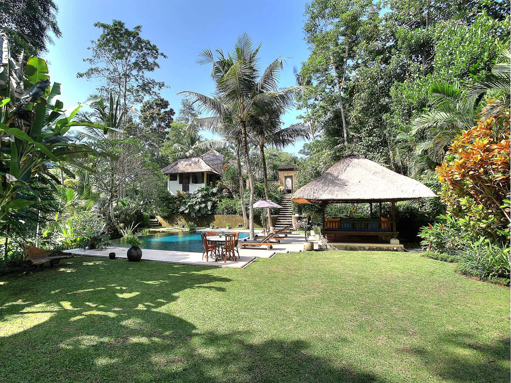 Villa Alamanda - Lawn and pool
