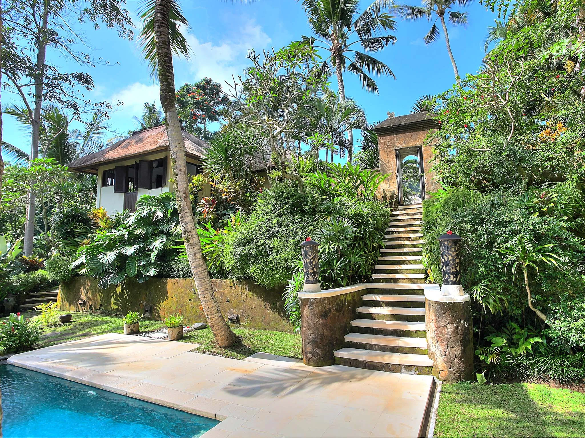 Villa Alamanda - Pool stairs leading to villa entrance