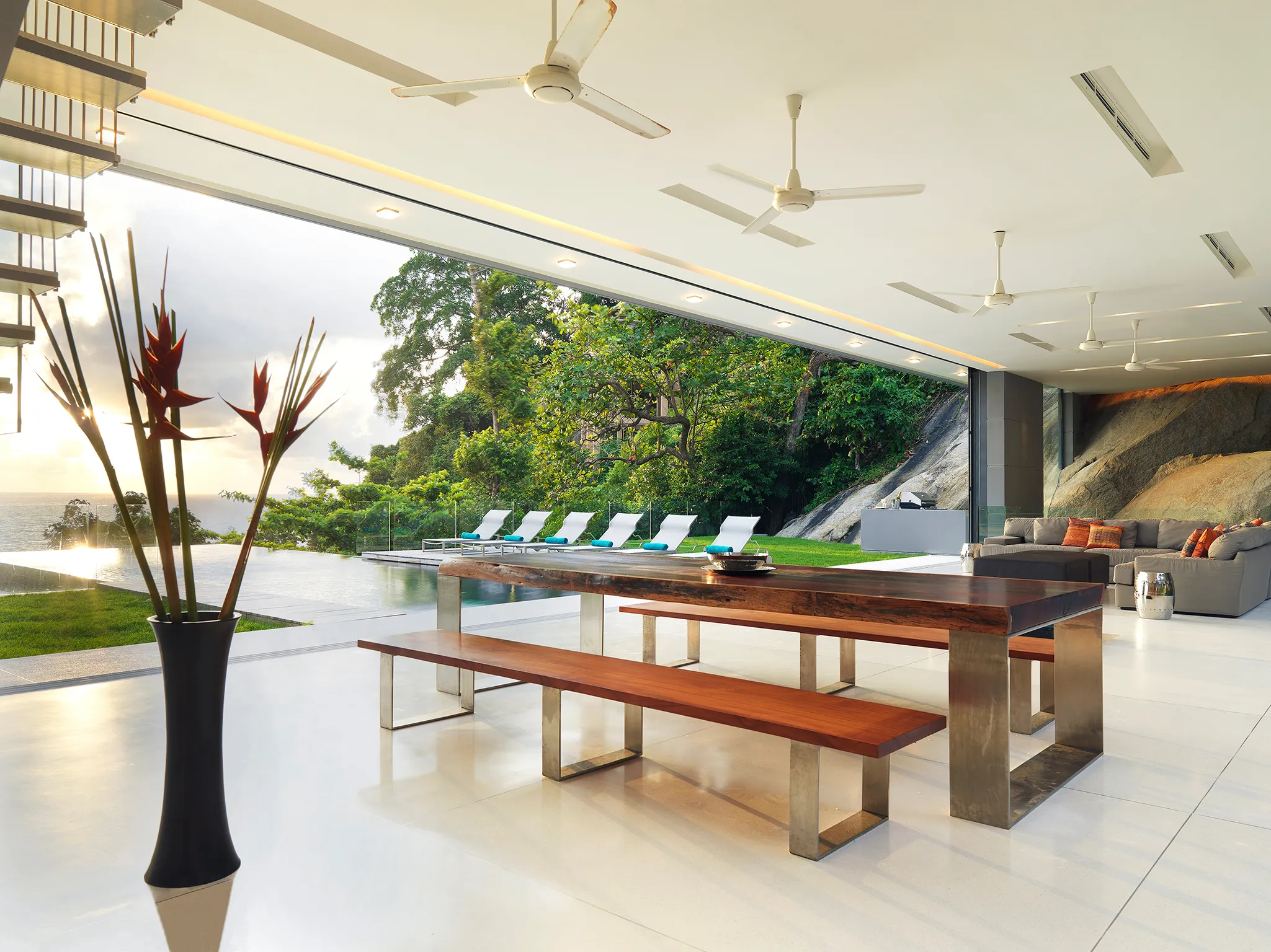 Villa Amanzi Kamala - Open space dining area