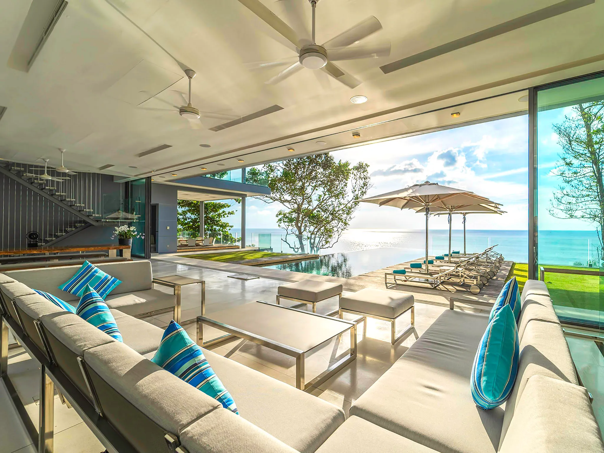 Villa Amanzi Kamala - Living area with exquisite scenery