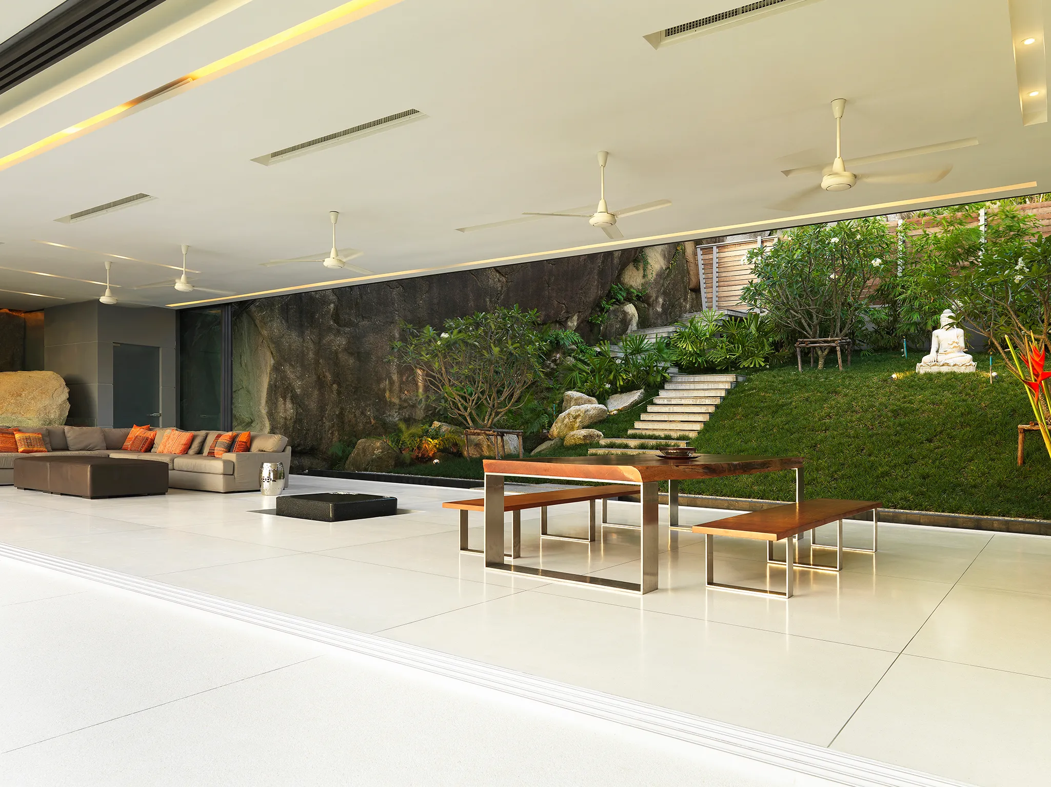 Villa Amanzi Kamala - Dining and living area