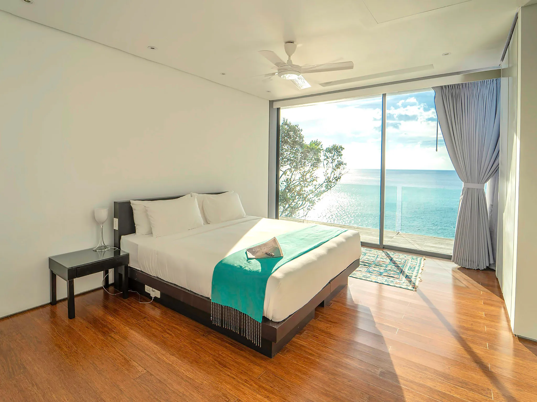 Villa Amanzi Kamala - Guest bedroom with beautiful sea view