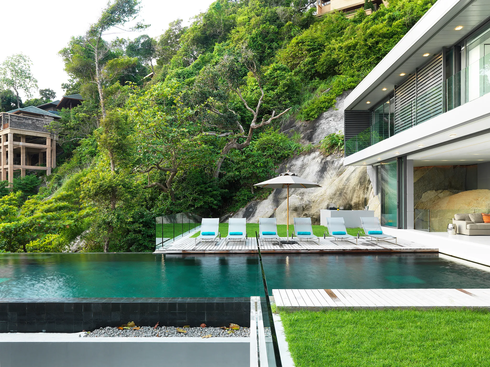 Villa Amanzi Kamala - Poolside sun loungers