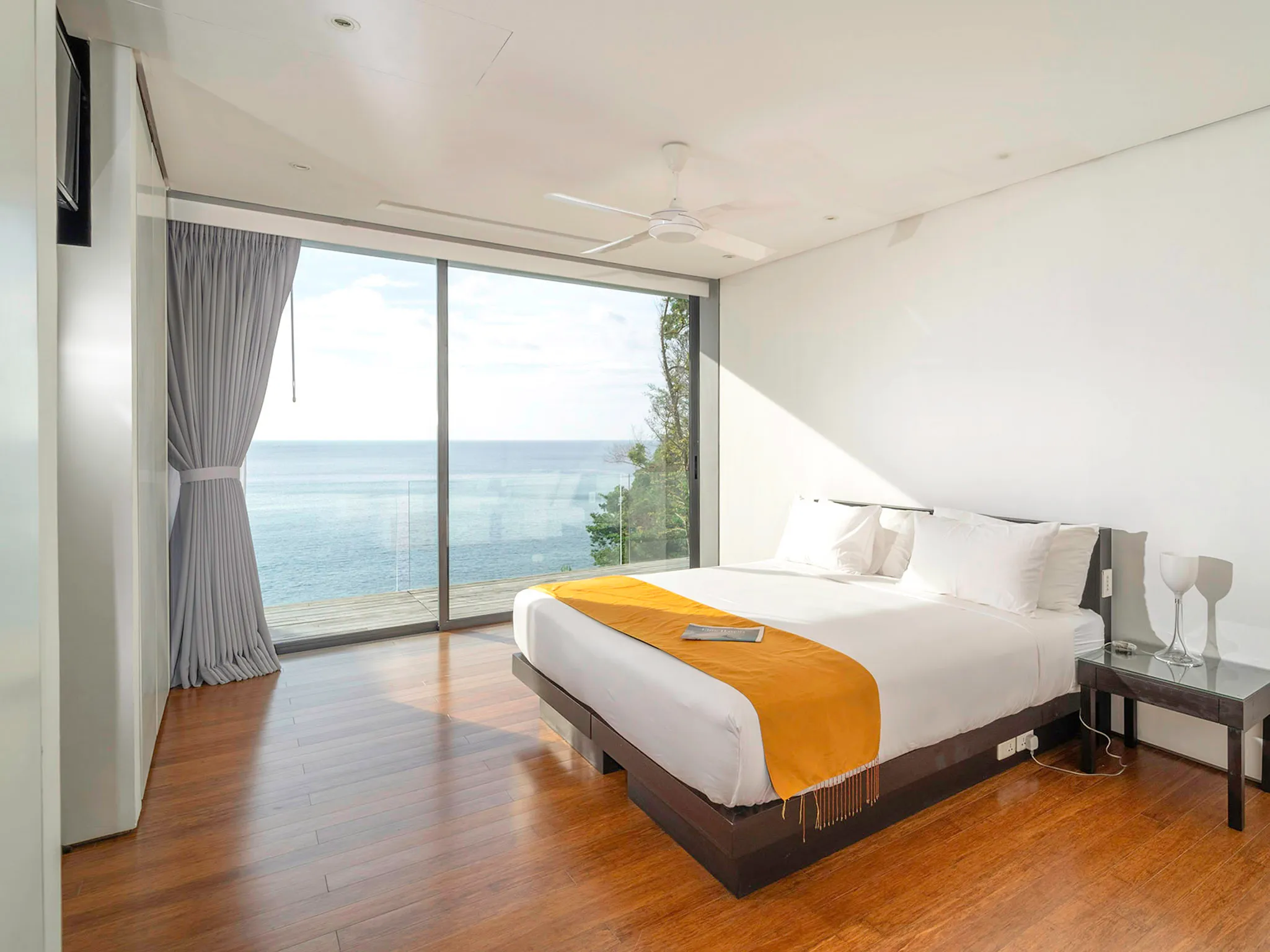 Villa Amanzi Kamala - Spacious guest bedroom