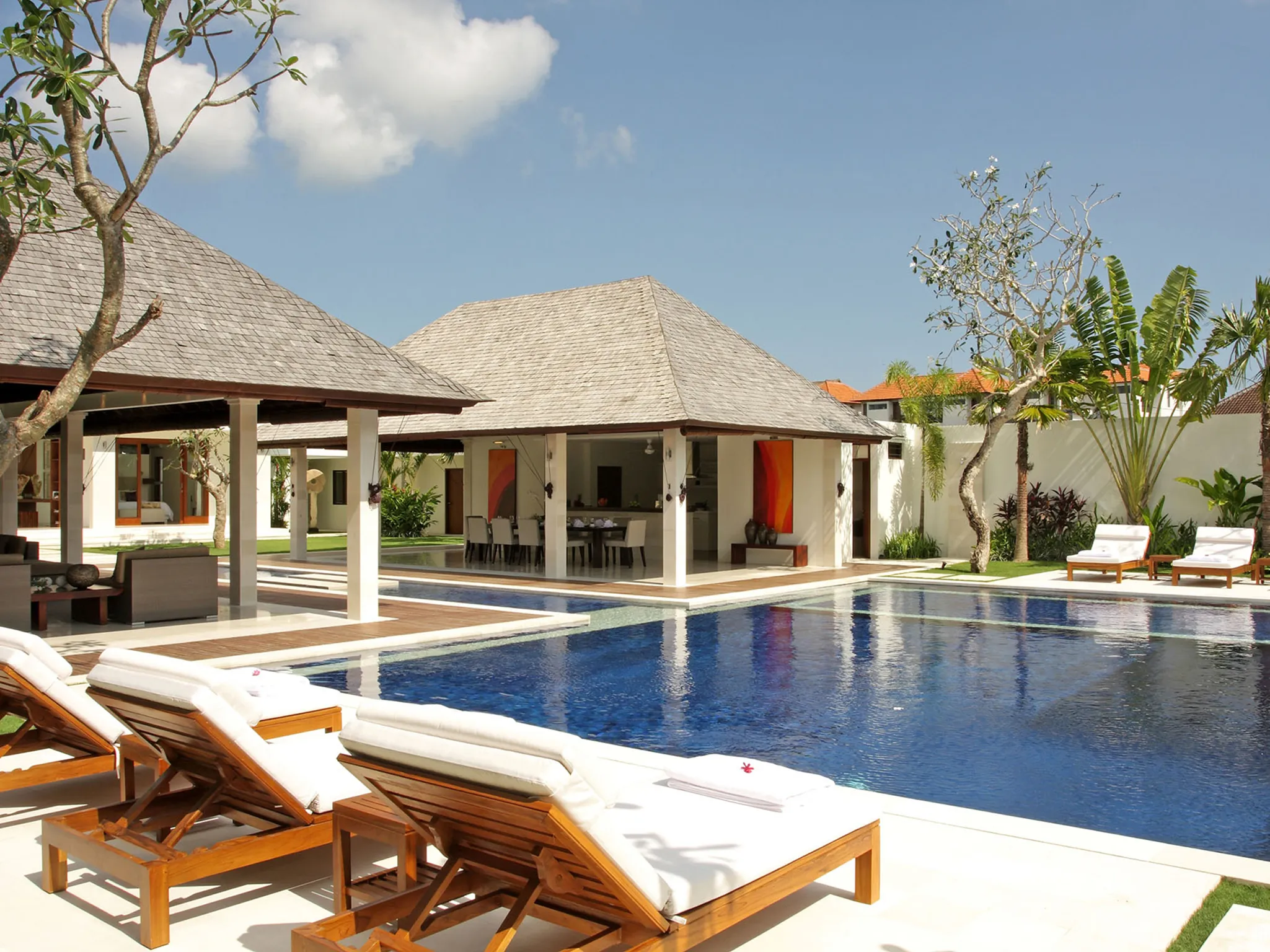 Villa Asante - Pool and sun loungers
