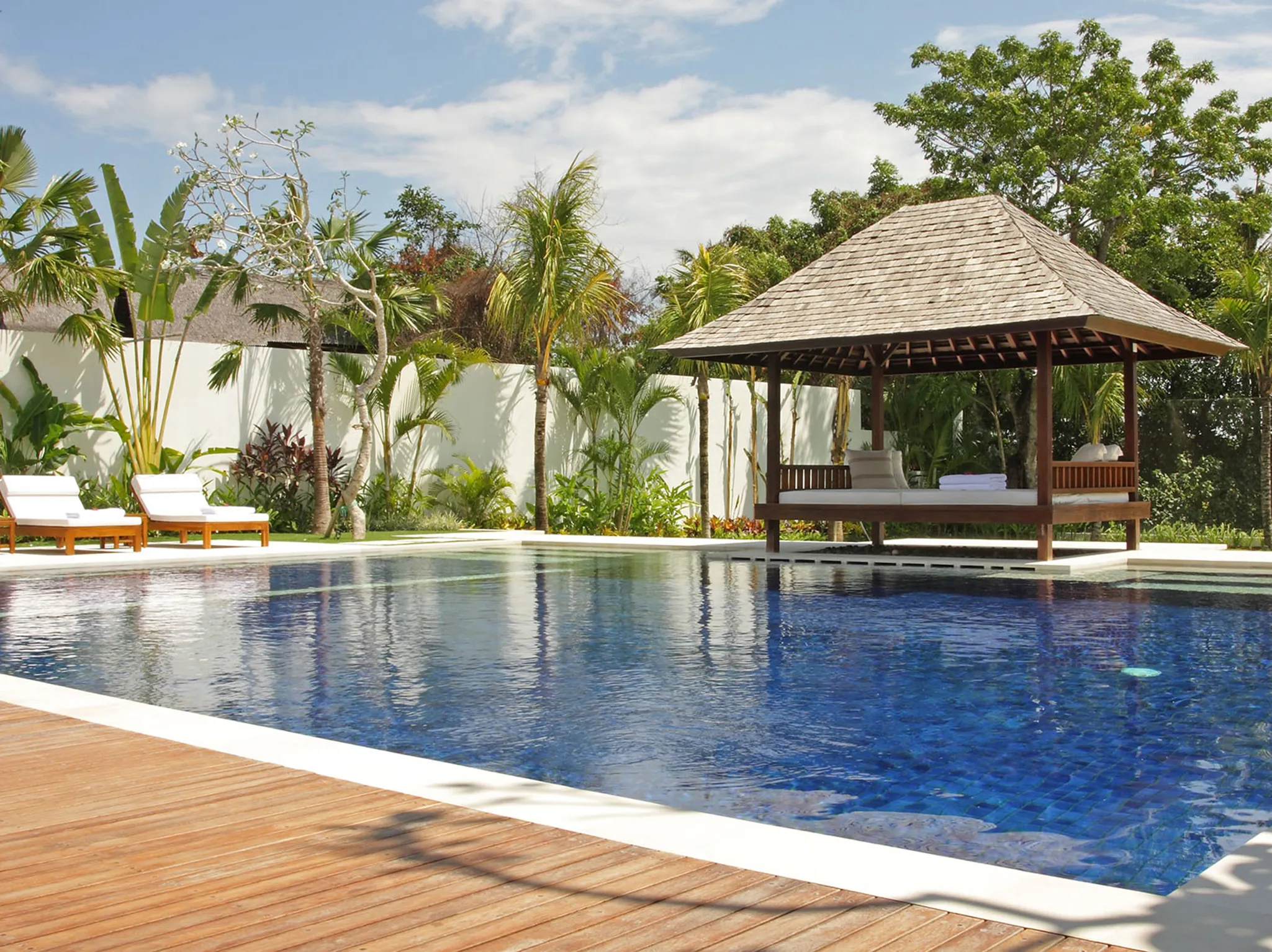 Villa Asante - Pool and bale