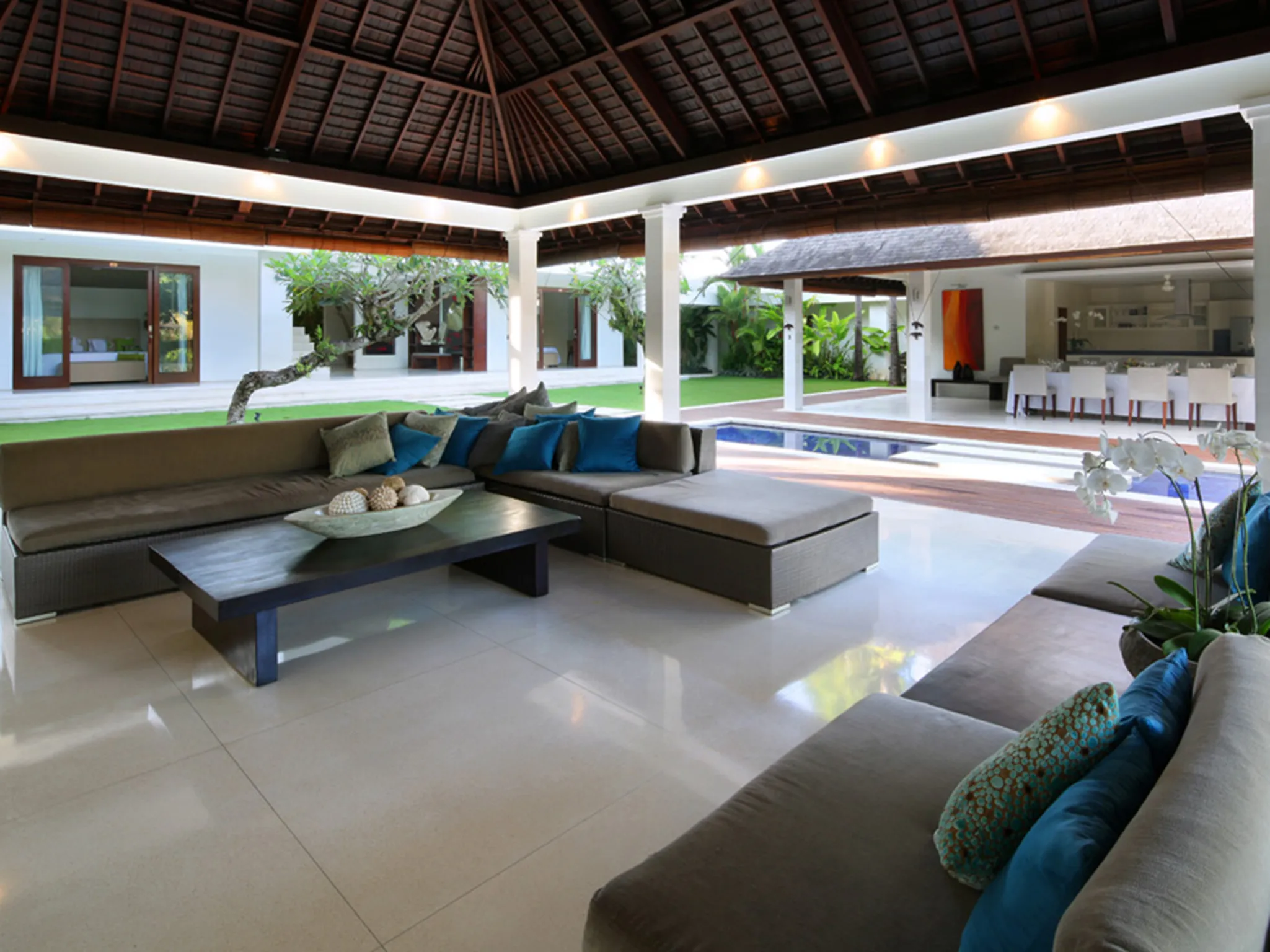 Villa Asante - Living area view to pool