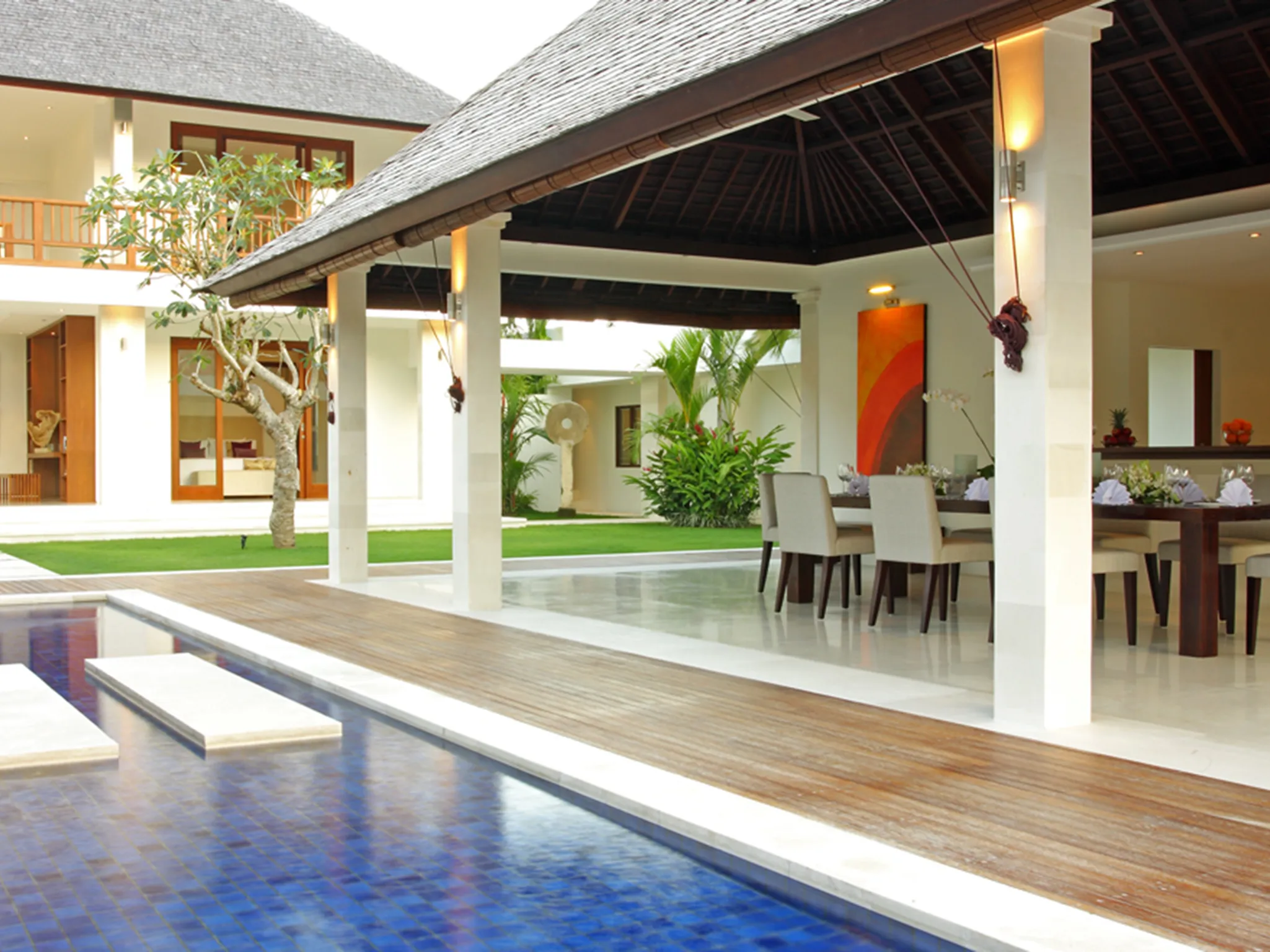 Villa Asante - Pool side dining area