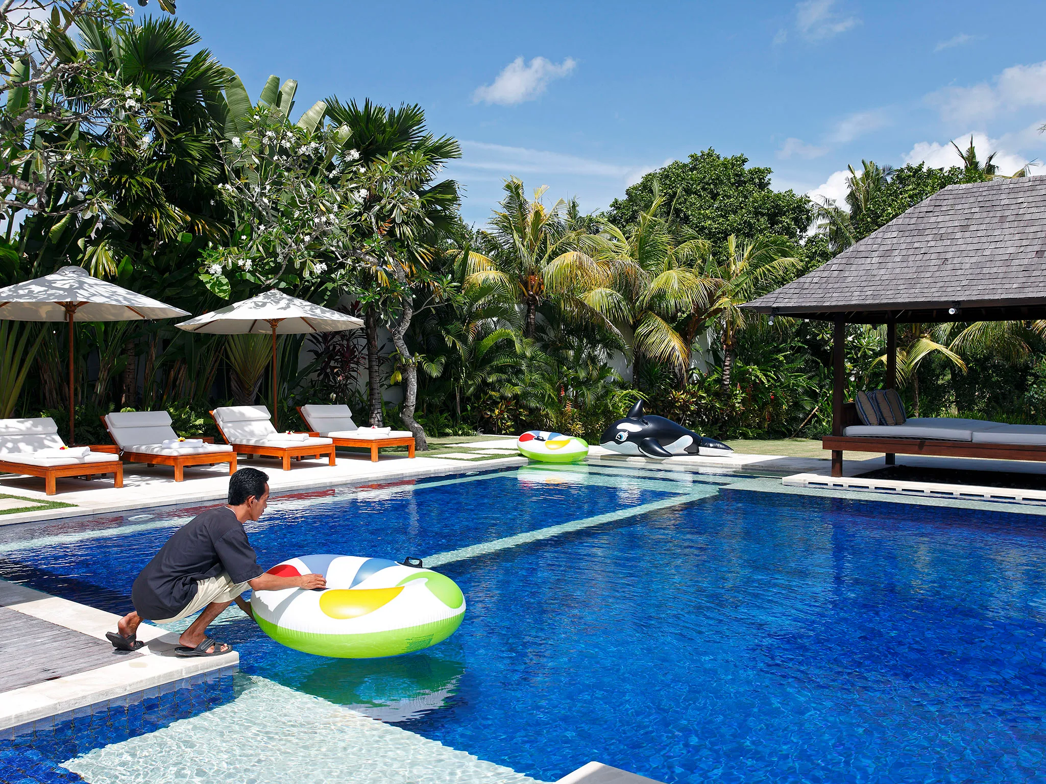 Villa Asante - Staff preparing the children's pool toys