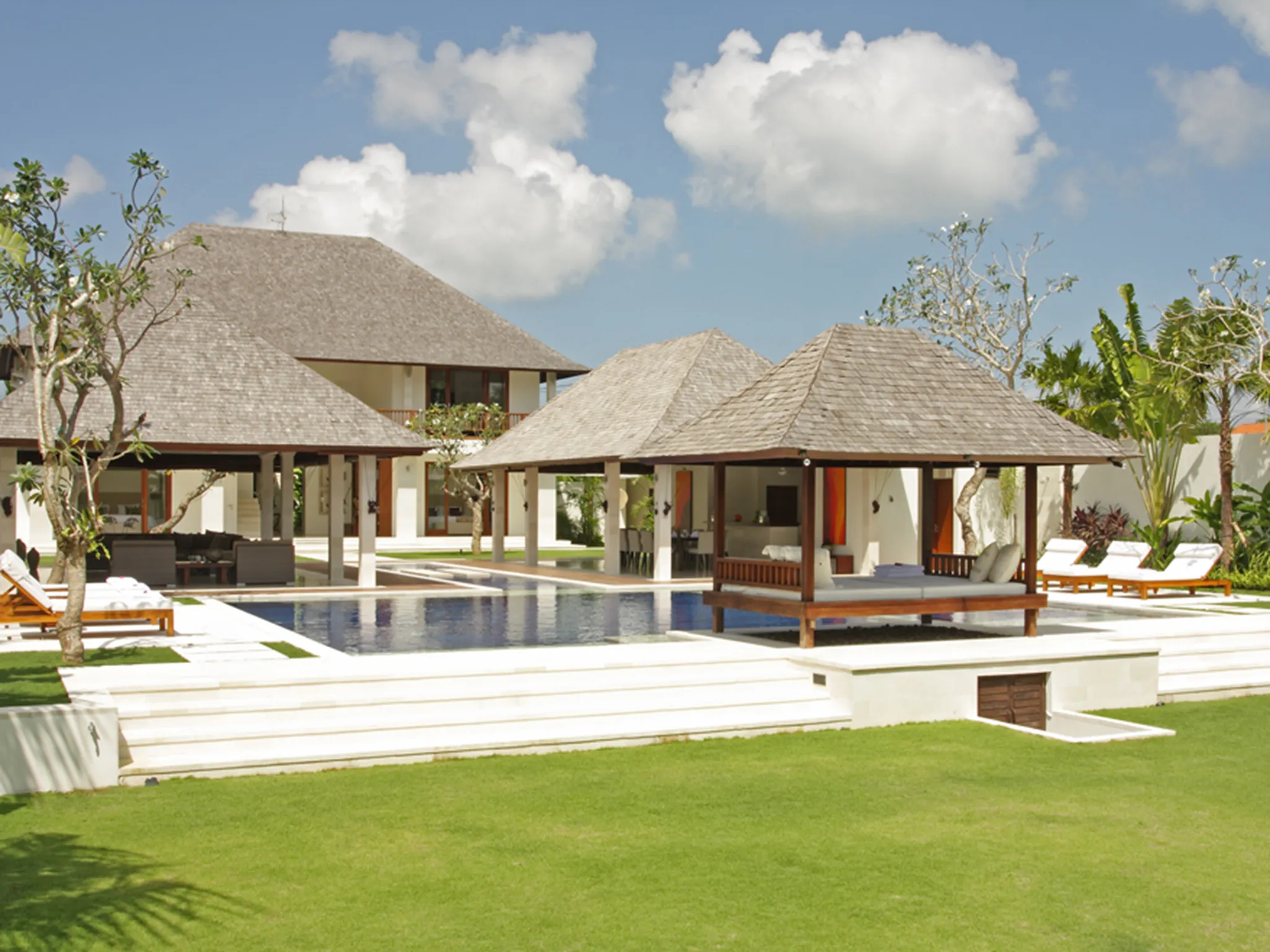 Villa Asante - Pool and lawn