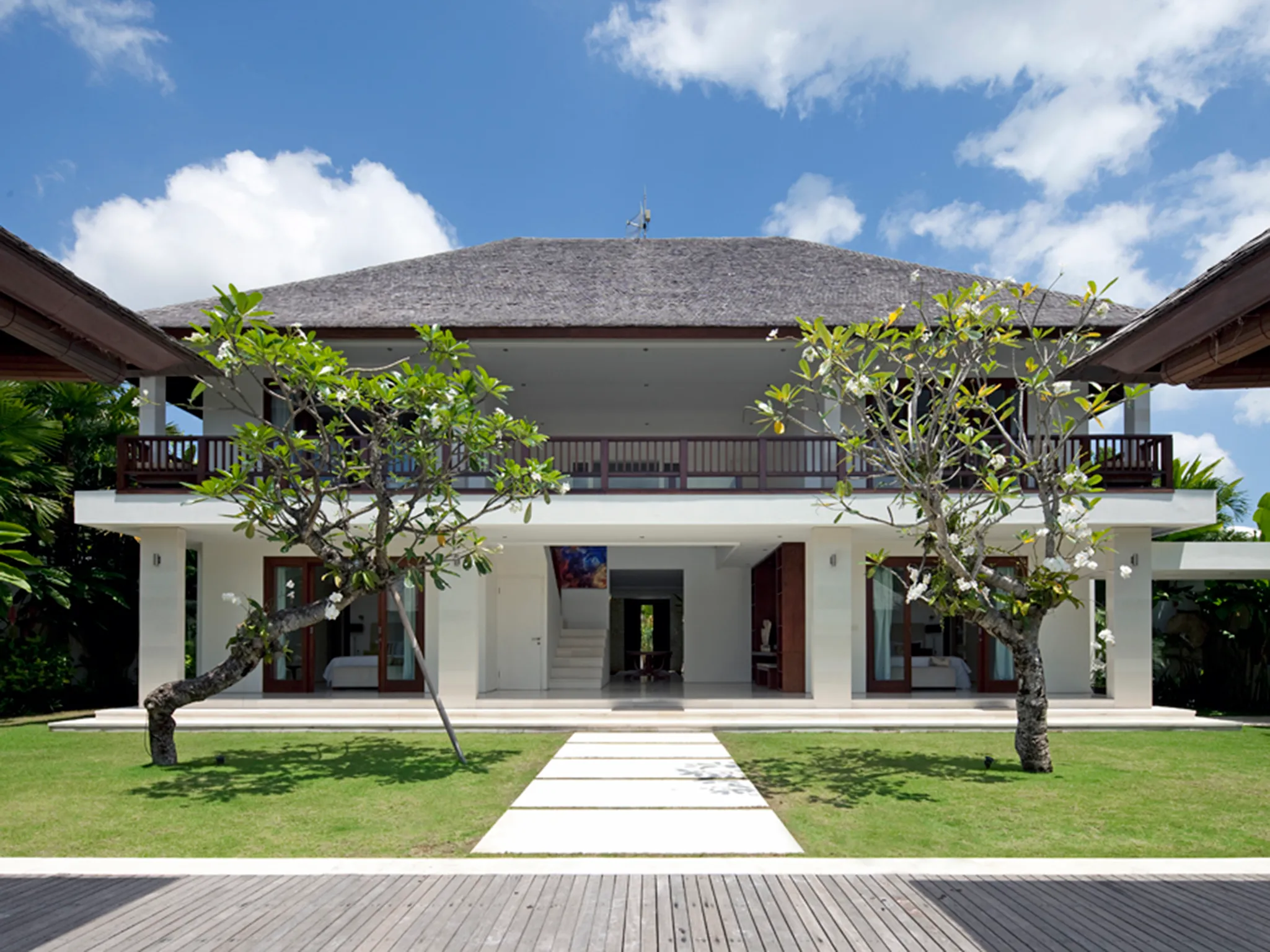 Villa Asante - The villa and lawn