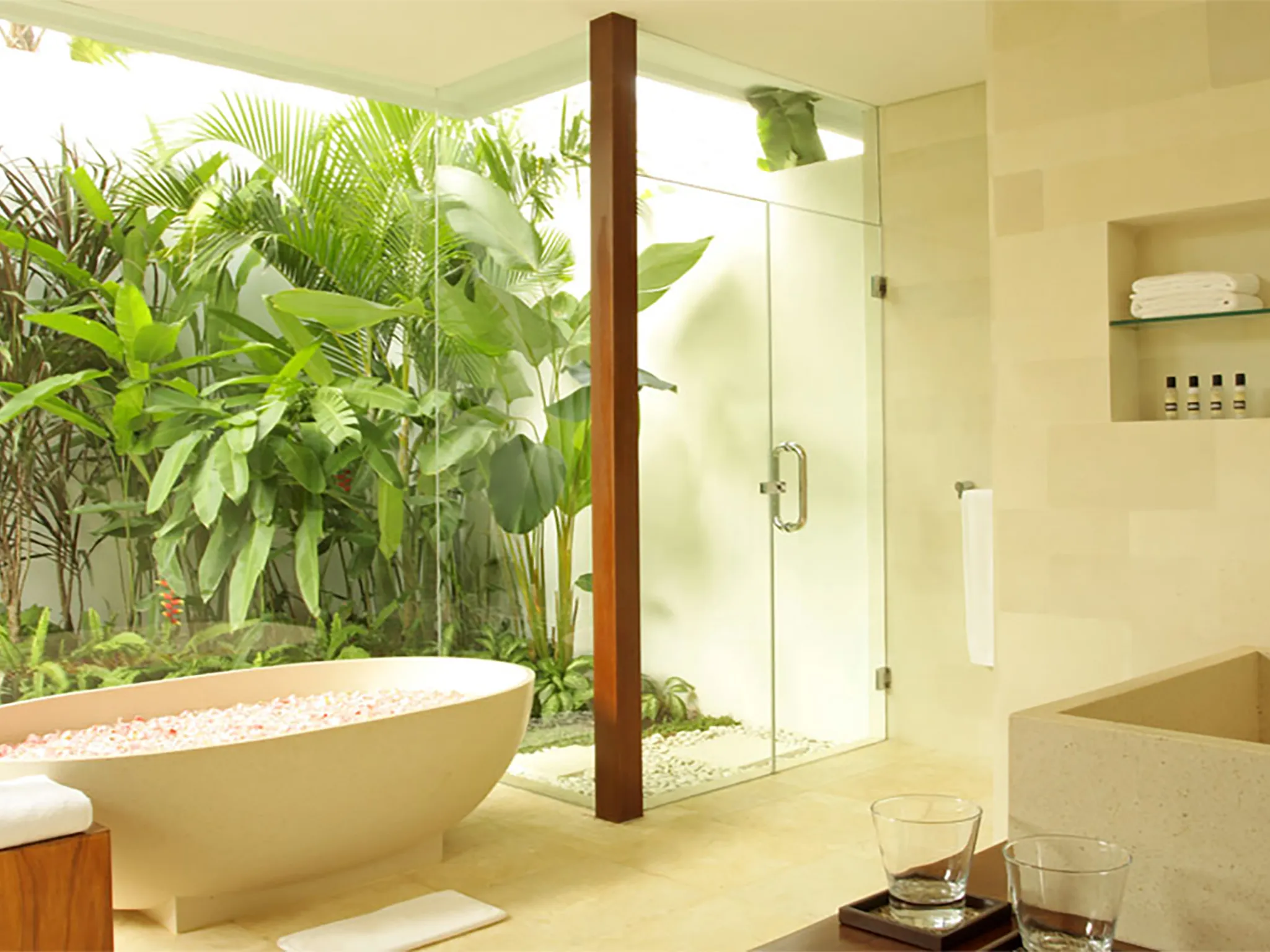 Villa Asante - Bathroom and tub
