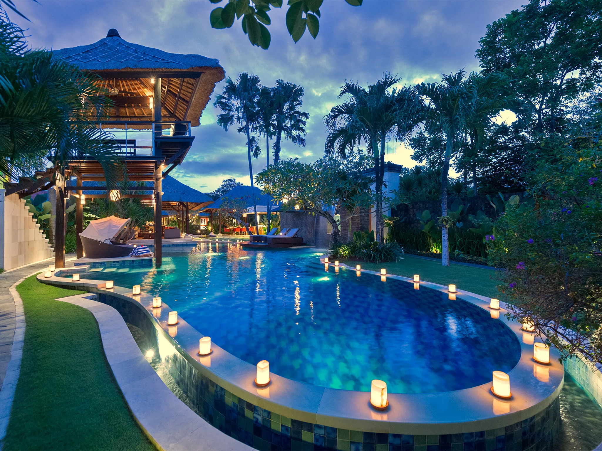 Villa Asta - Pool and villa lit up at night