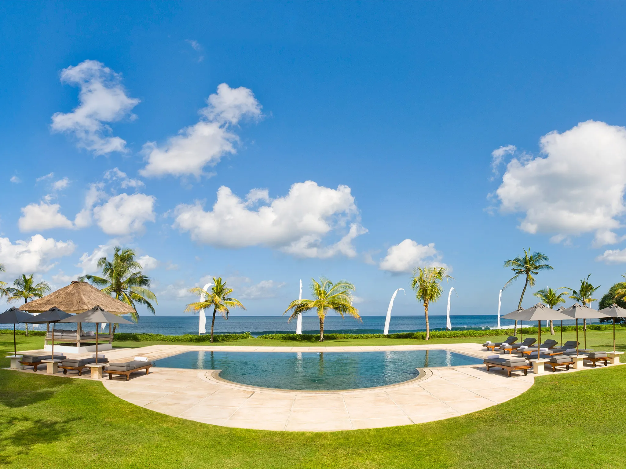 Atas Ombak - Pool and the sea