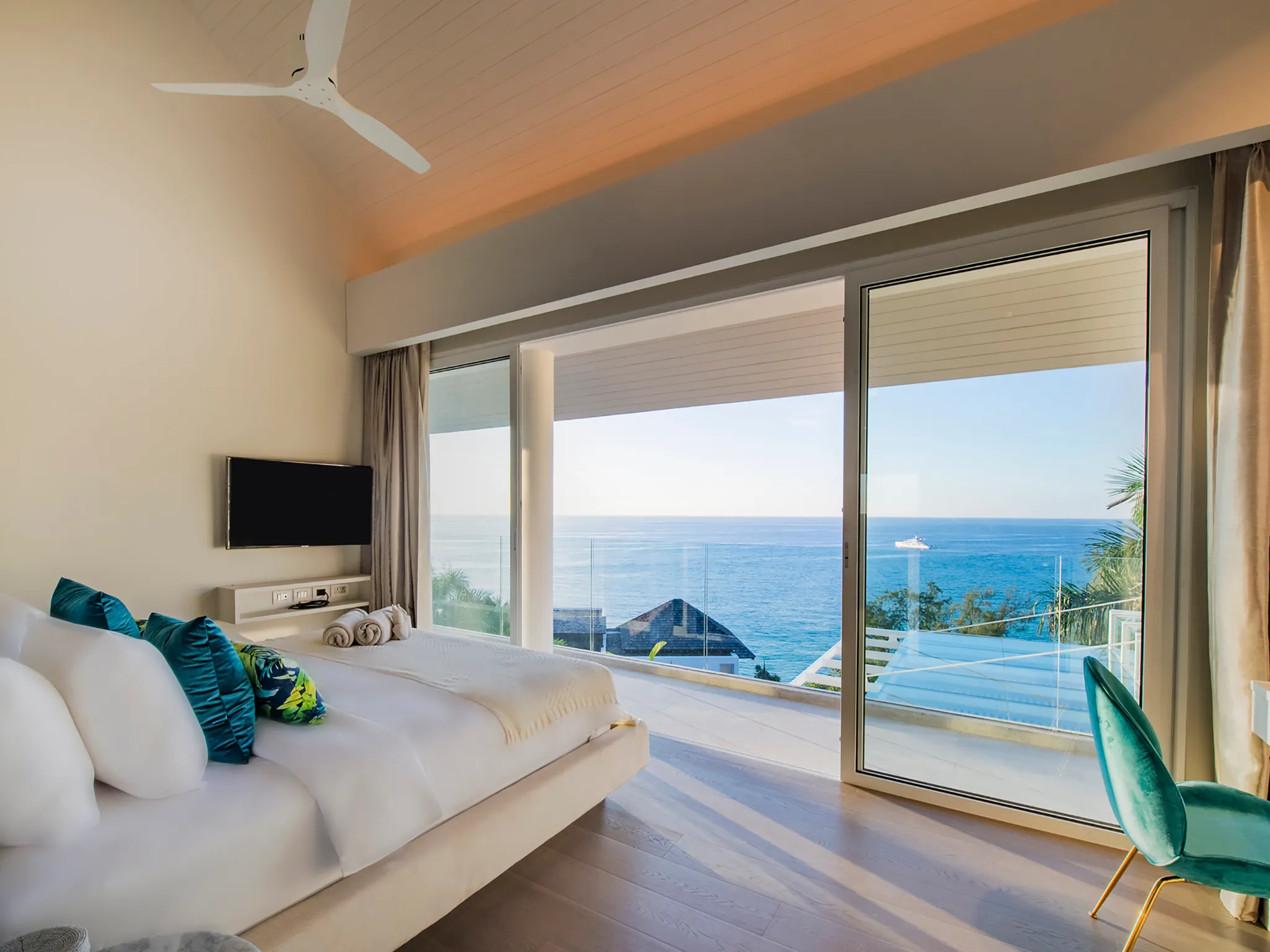 Villa Borimas - Guest bedroom two with dazzling view