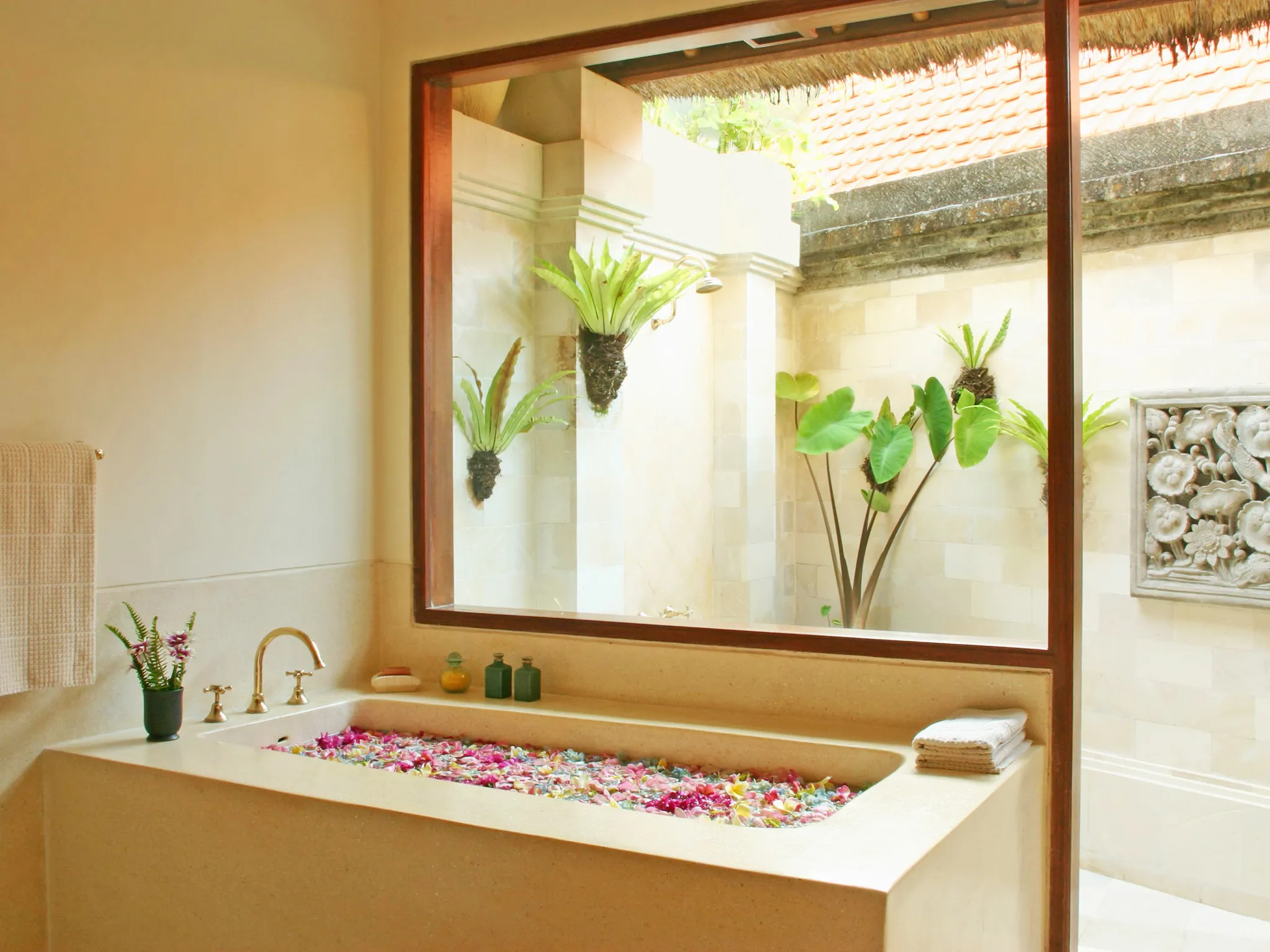25. Villa Cemara - Bathtub ensuite