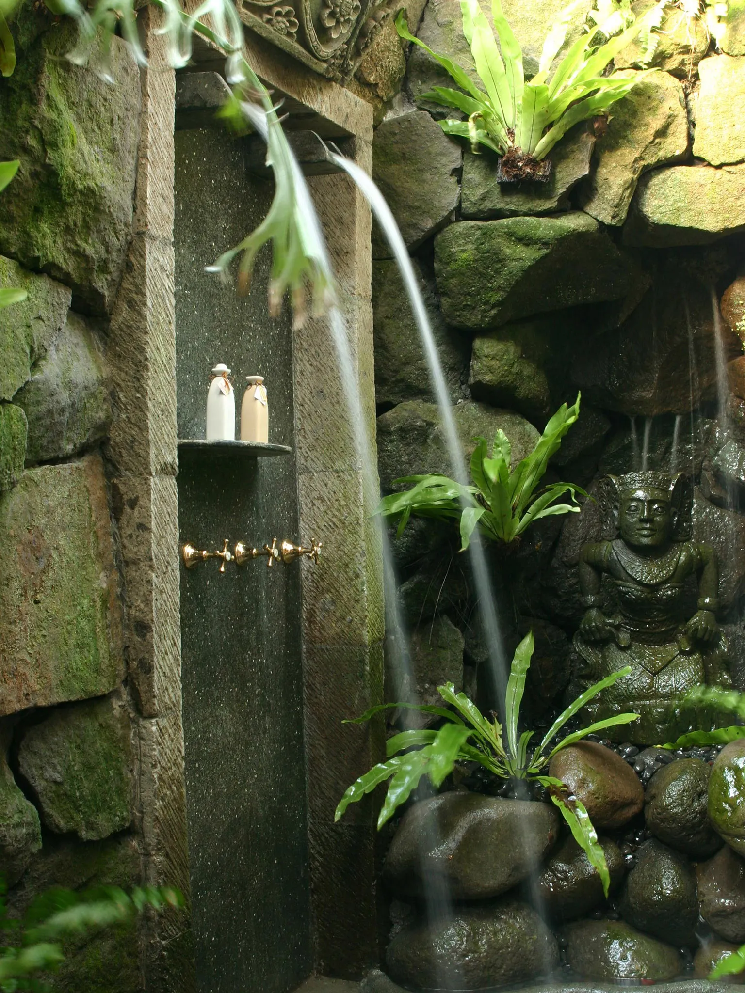 Villa Cemara - Tropical style shower