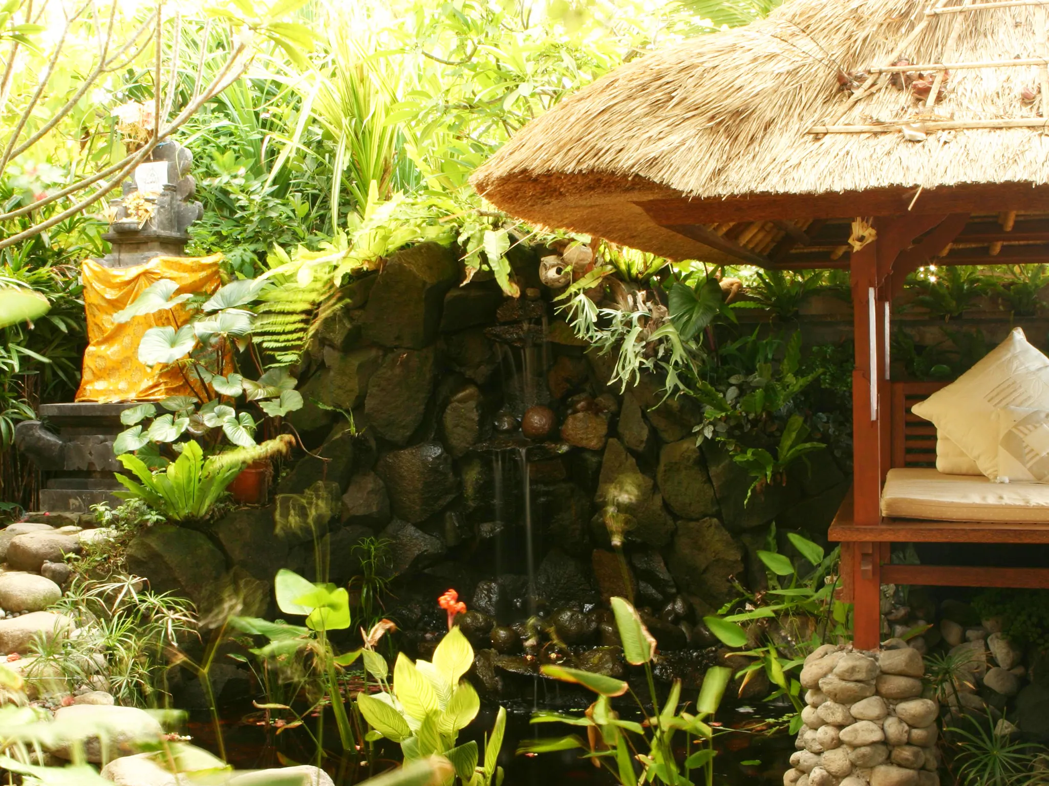 Villa Cemara - Garden and Bale