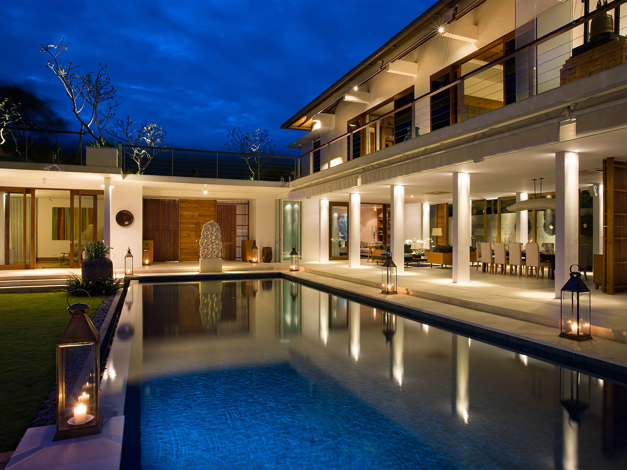 Cendrawasih - The villa at night