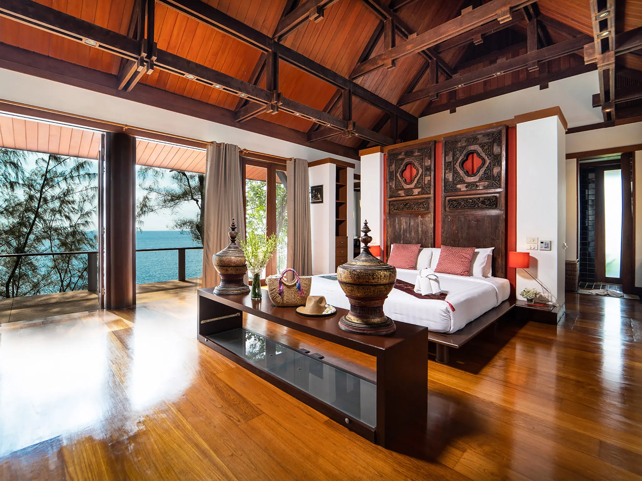 Villa Chada - Luxurious master bedroom design
