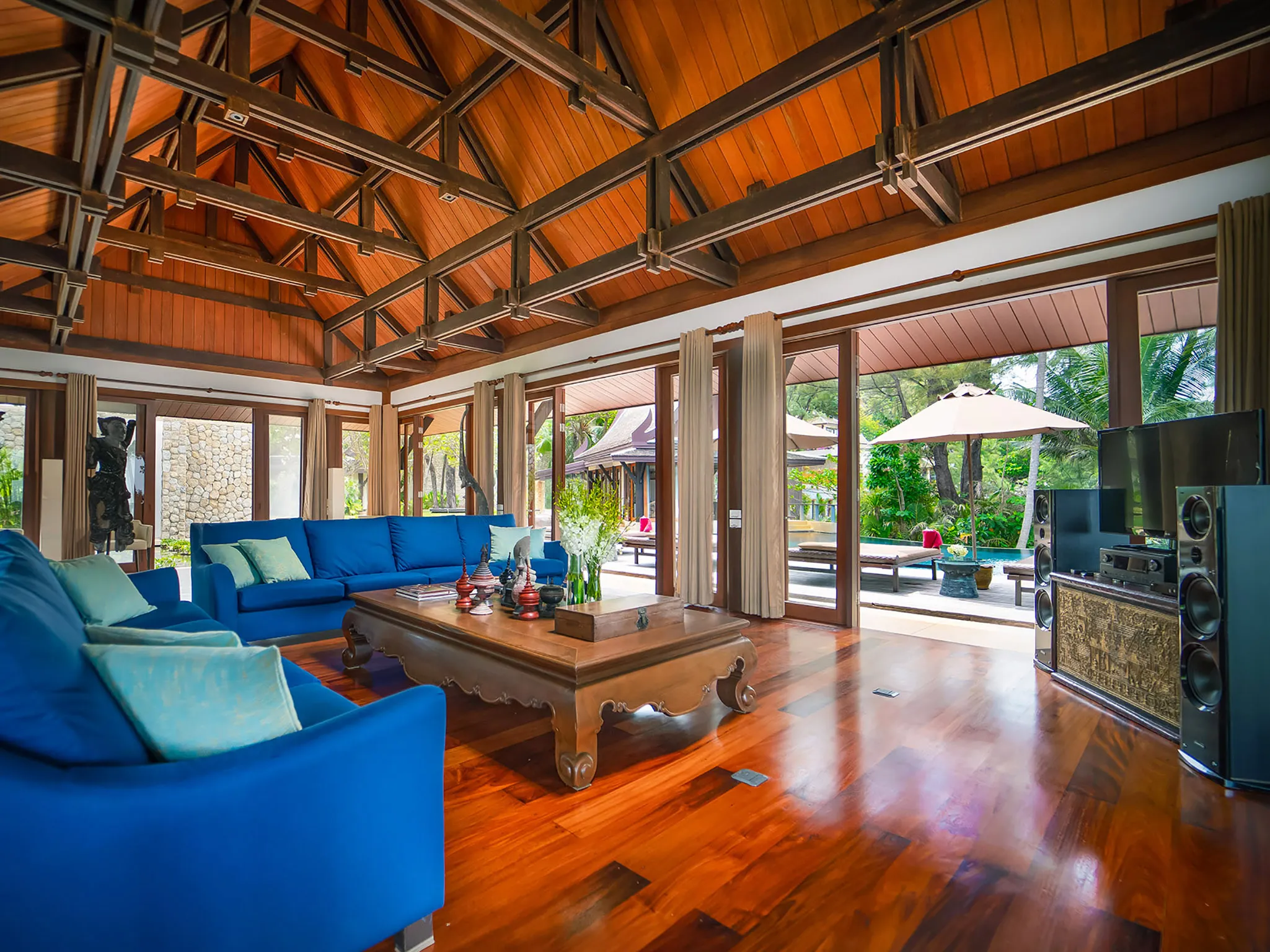 Villa Chada - Living area view to the pool