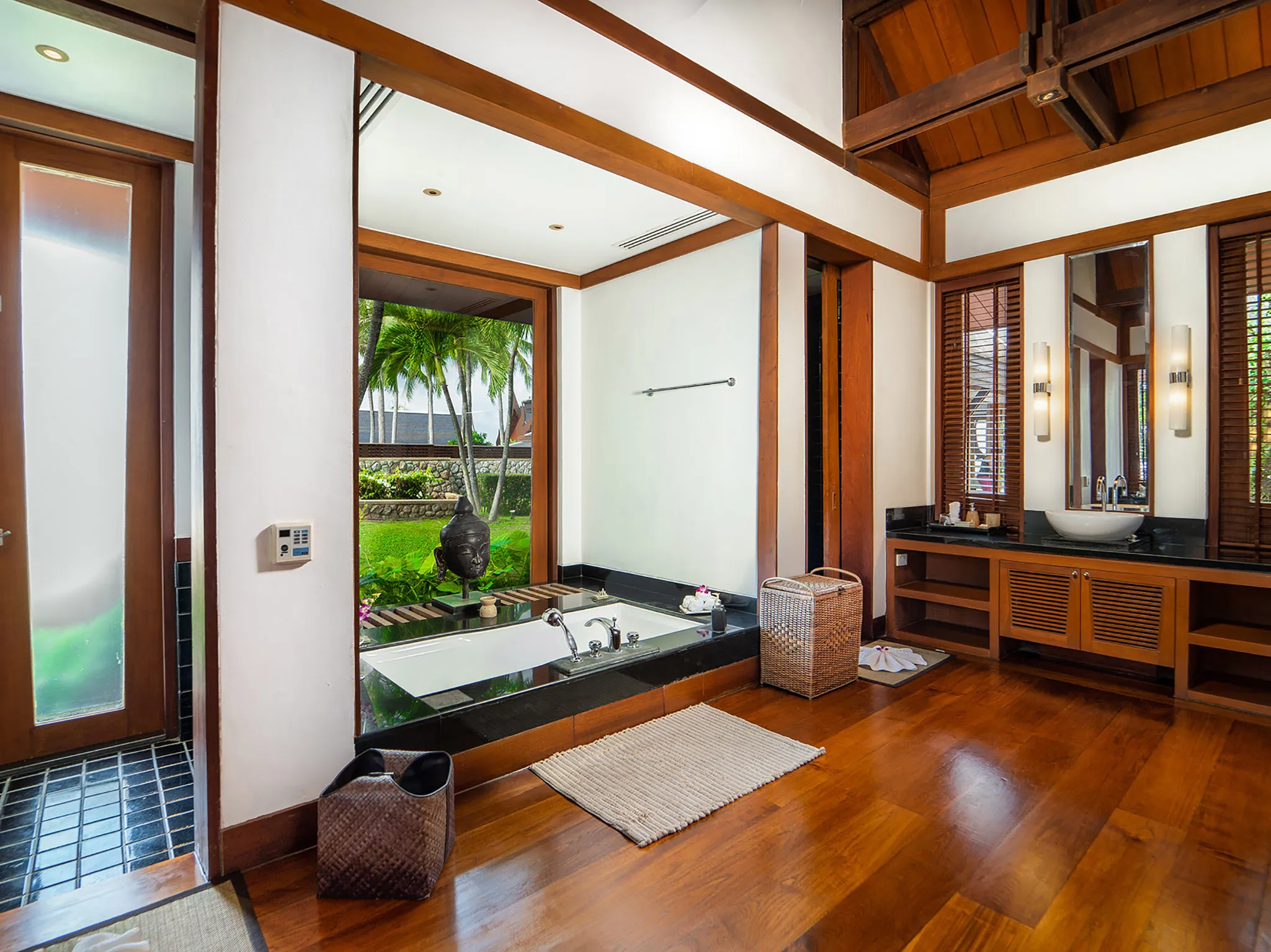Villa Chada - Master bedroom ensuite bathroom preview