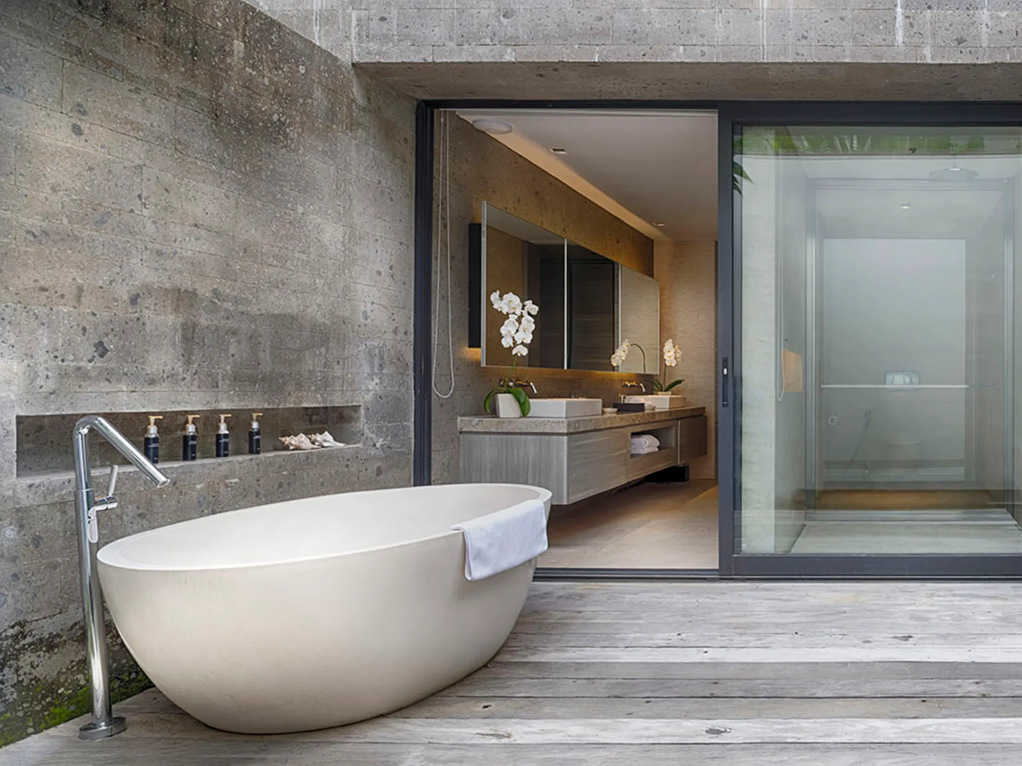 Villa Hamsa - Guest bedroom one outdoor bath