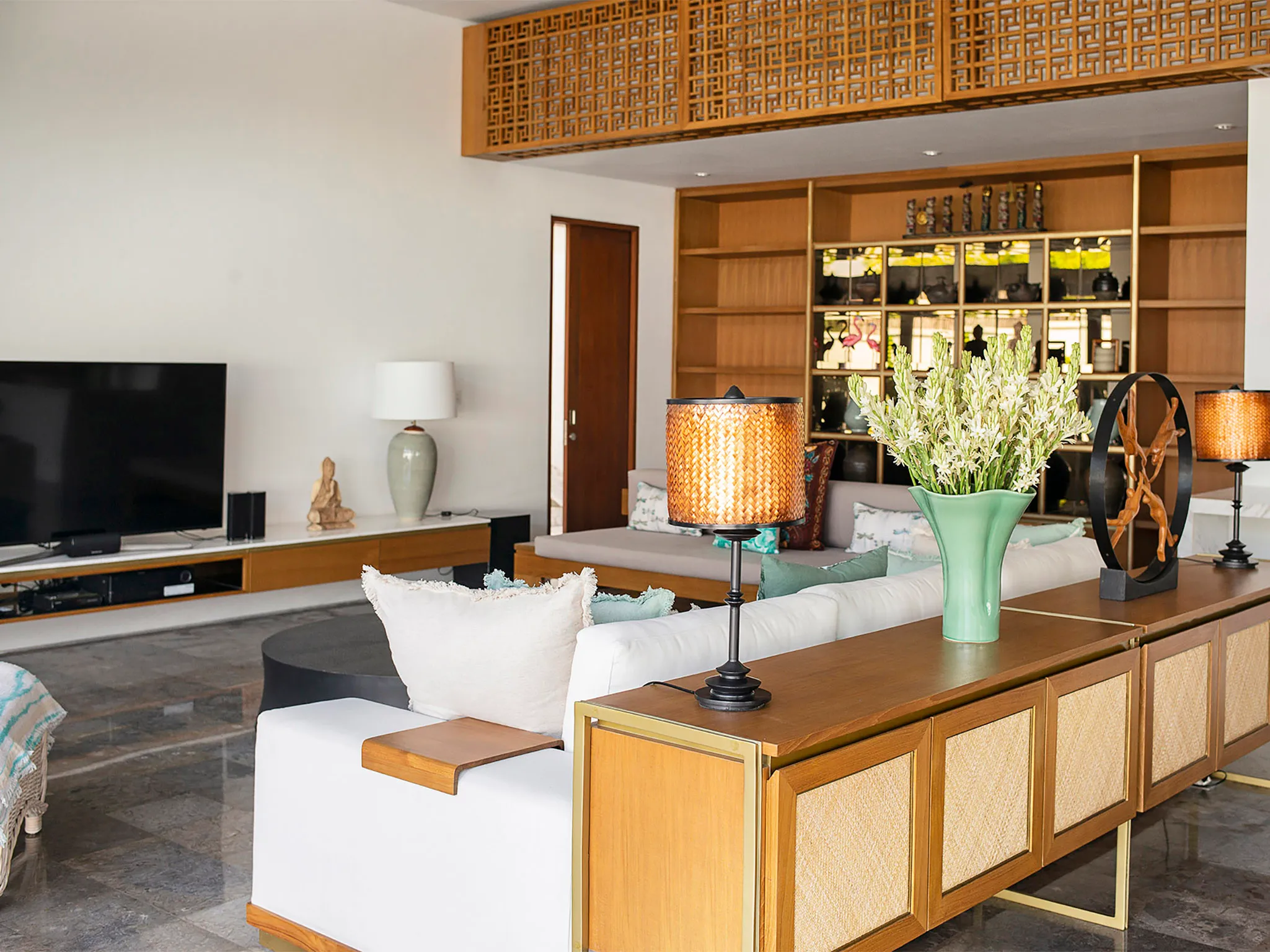 Villa Indrani - Living area with tv