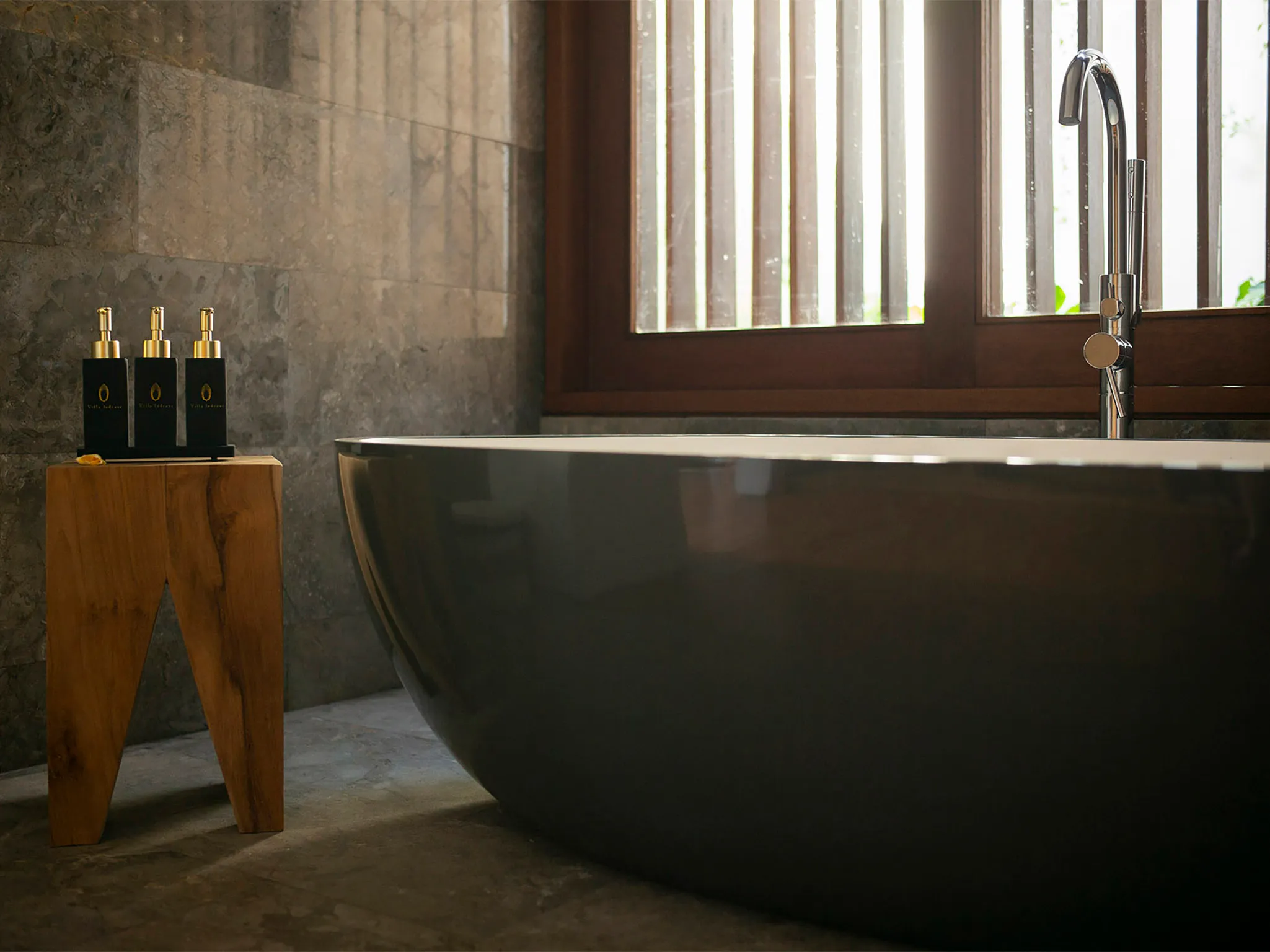 Villa Indrani - Bathtub and amenities