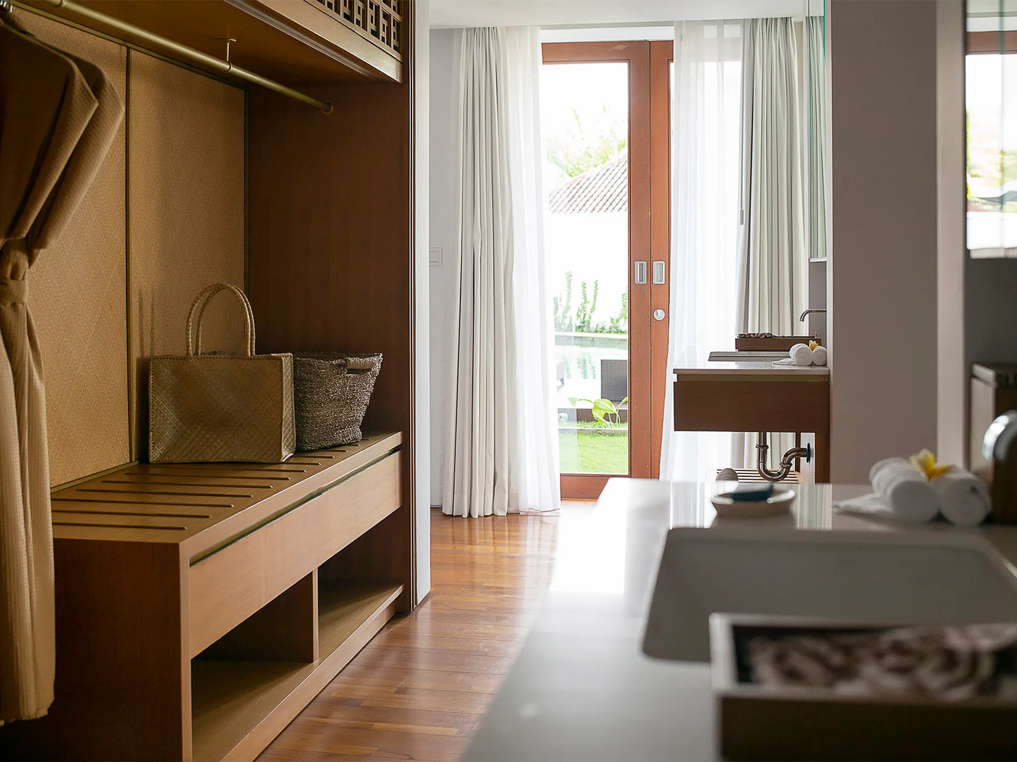 Villa Indrani - Double sink and wardrobe