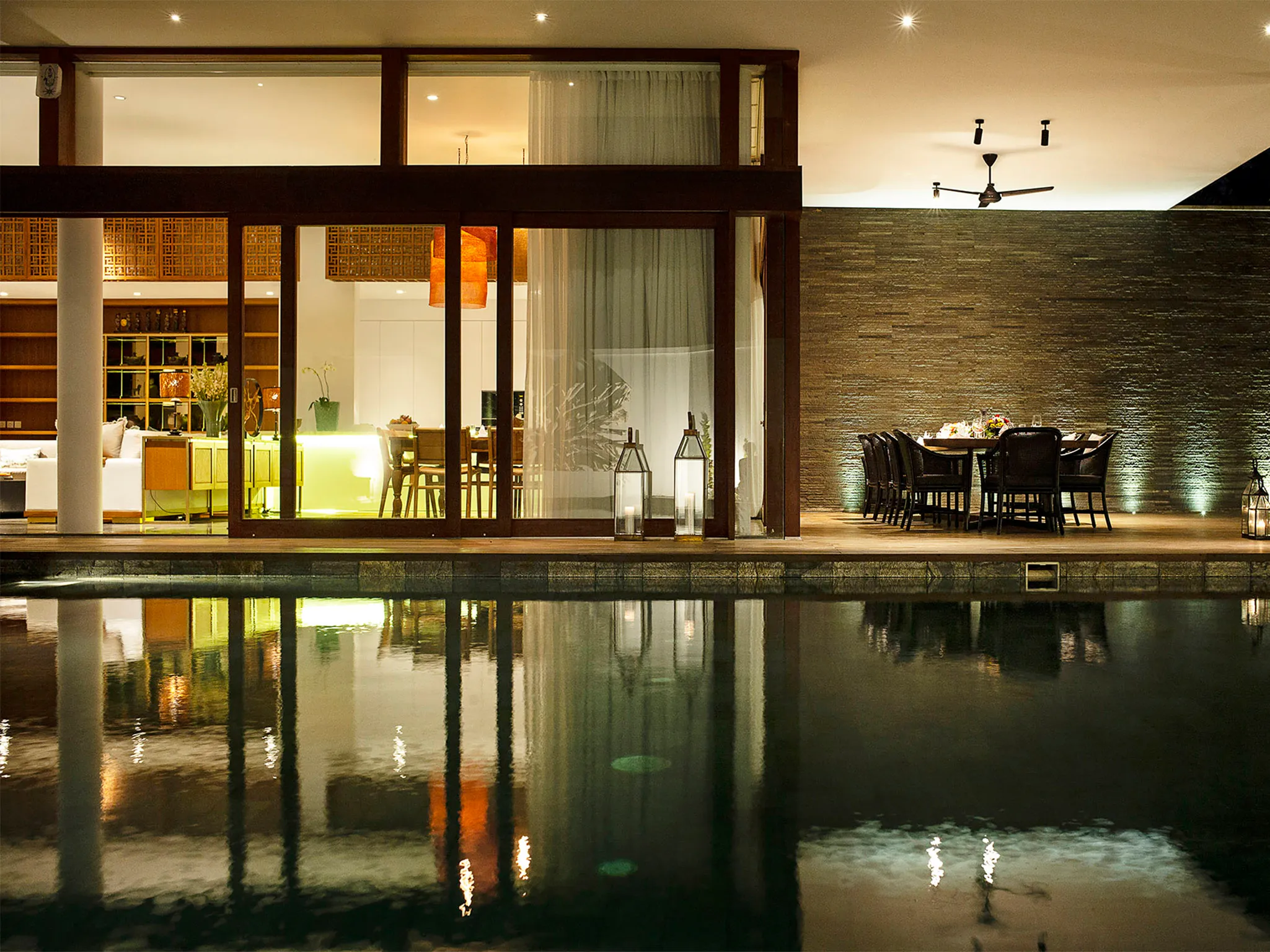 Villa Indrani - Pool and dining area at night