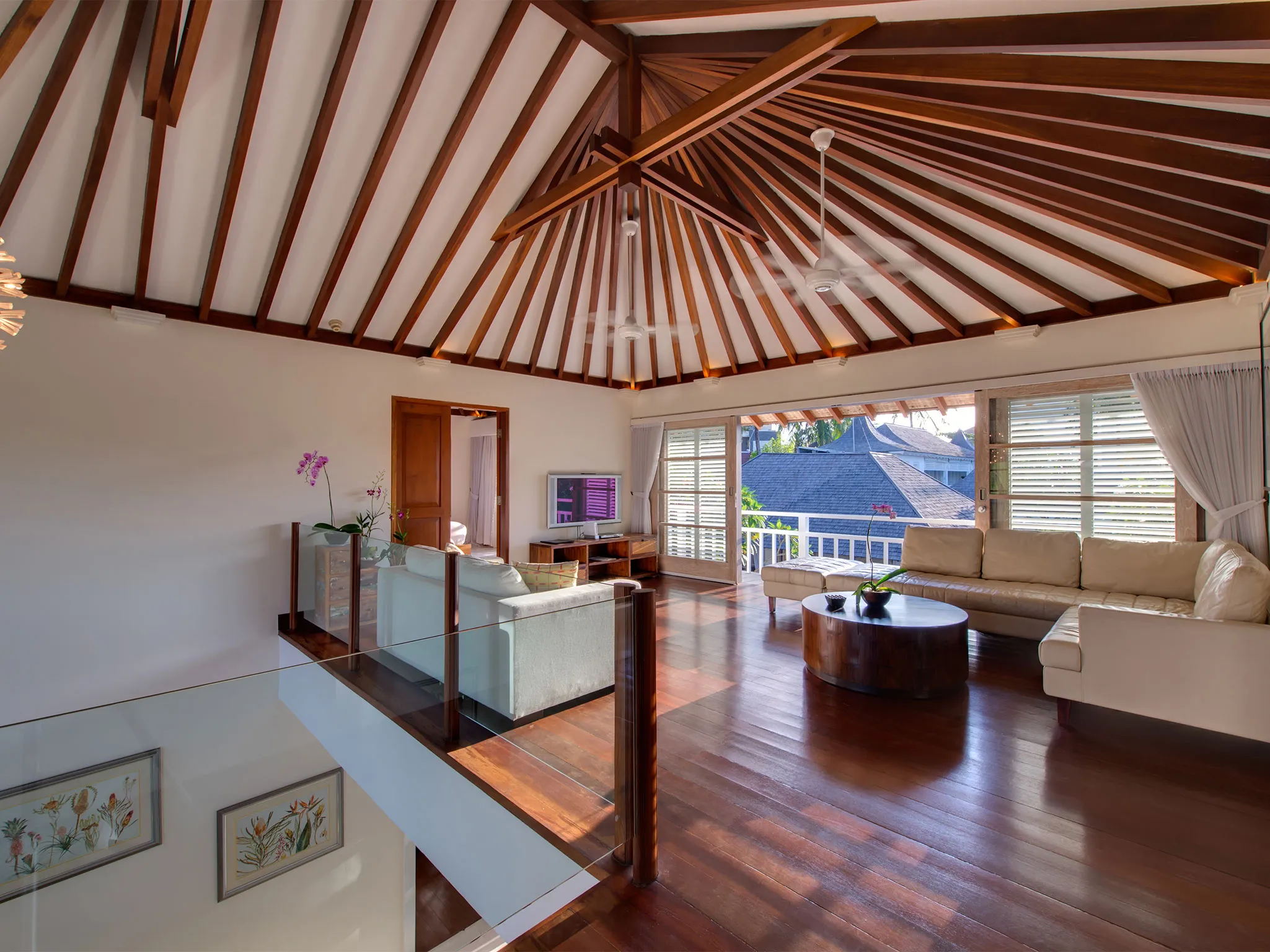 Jajaliluna - Mezzanine TV lounge